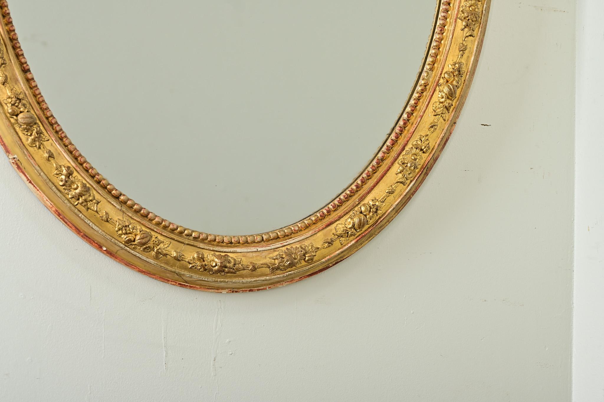 Espejo ovalado dorado francés del siglo XIX en venta 9