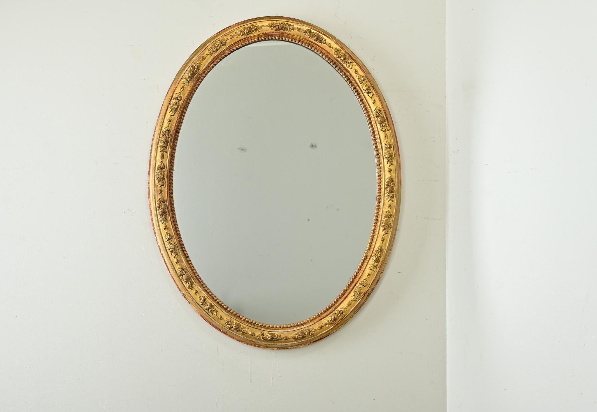 Espejo ovalado dorado francés del siglo XIX Luis XVI en venta