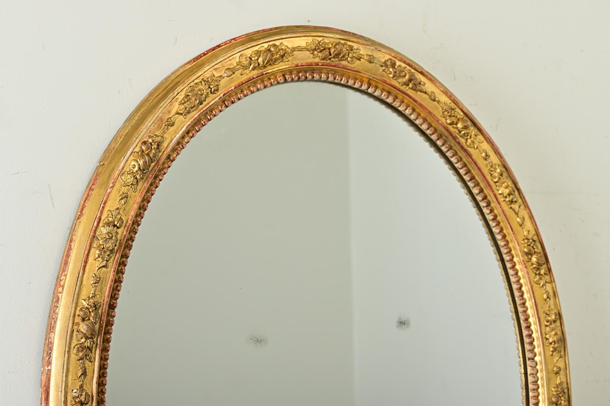 Espejo ovalado dorado francés del siglo XIX Yeso en venta