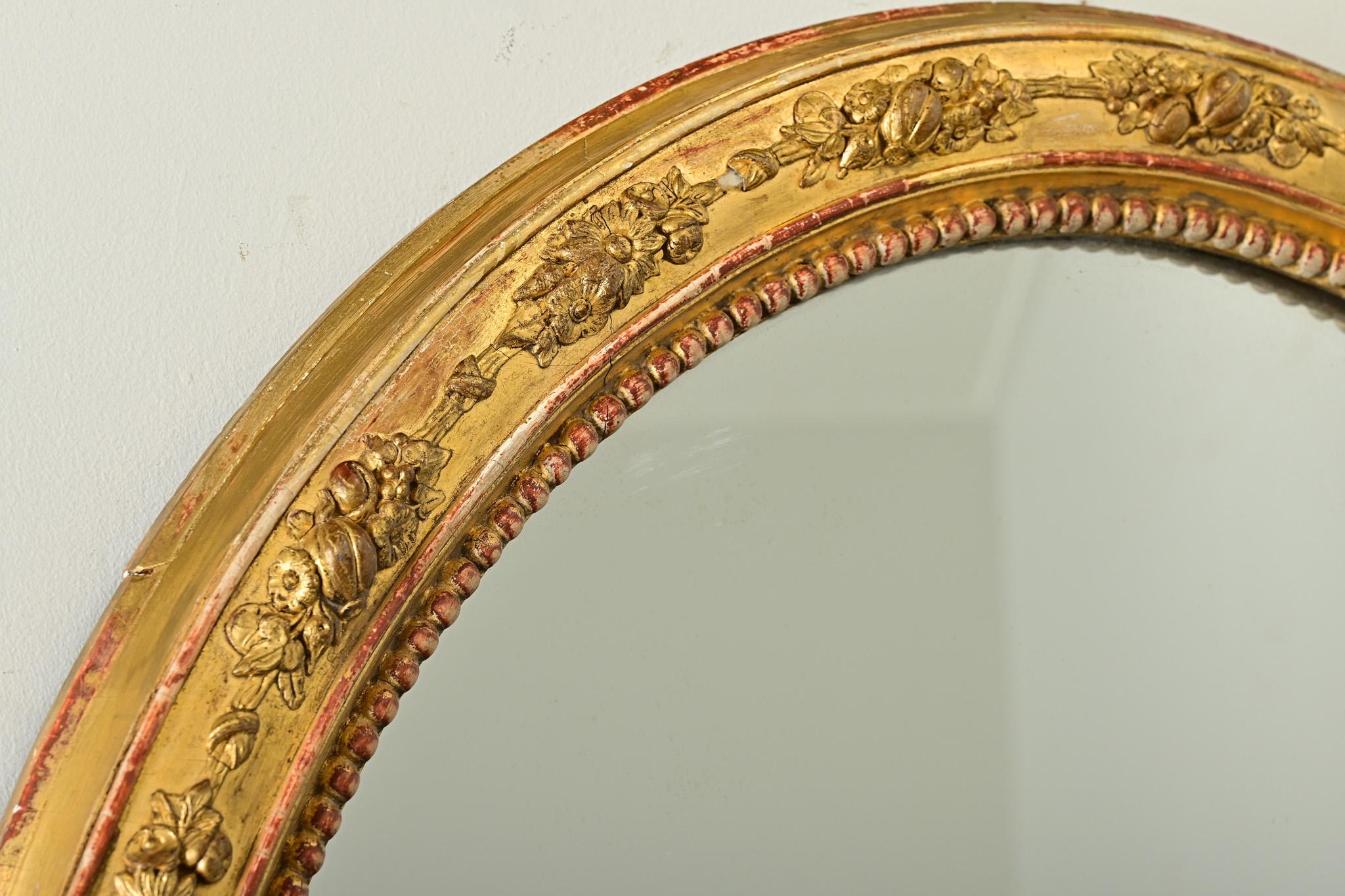Espejo ovalado dorado francés del siglo XIX en venta 1