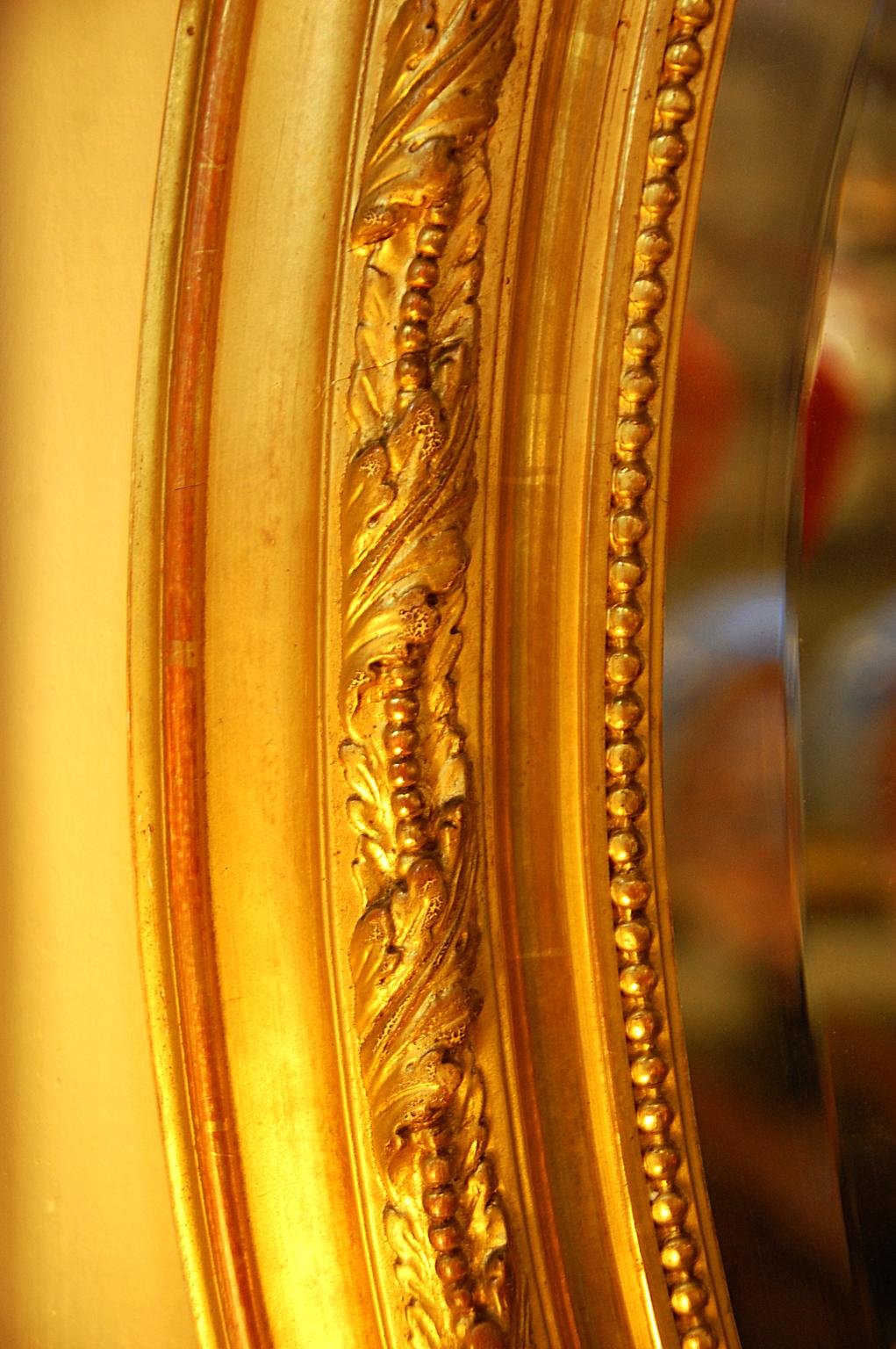 XIXe siècle Miroir ovale français du 19ème siècle sculpté à motifs floraux en feuilles d'or, flambeau, carquois en vente