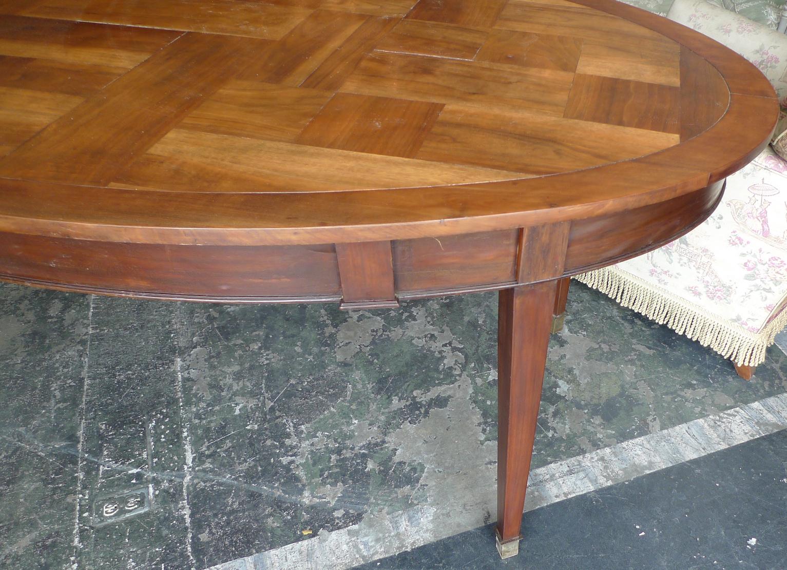 French 19th Century Oval Mahogany Dining Table with Walnut Parquetry Top 7