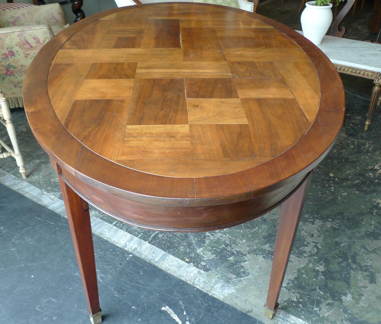 French 19th Century Oval Mahogany Dining Table with Walnut Parquetry Top 2