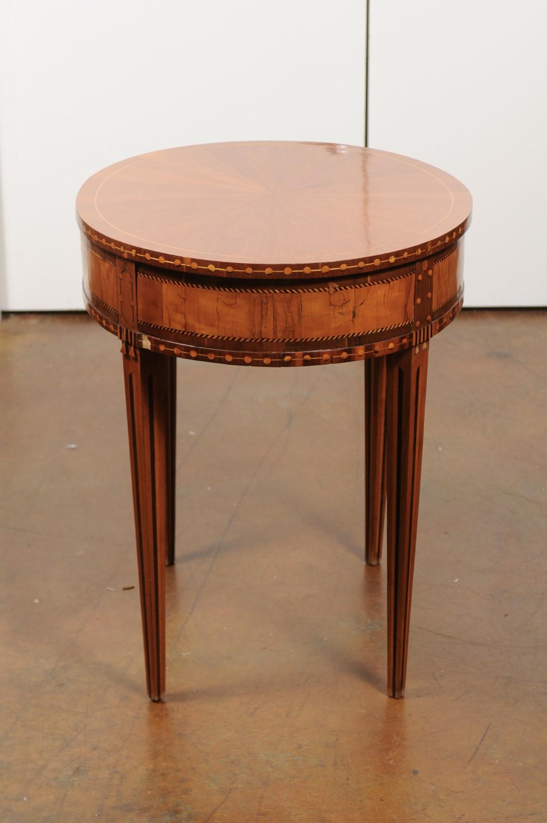 French 19th Century Oval Walnut and Satinwood Inlaid Table with Radiating Veneer 5