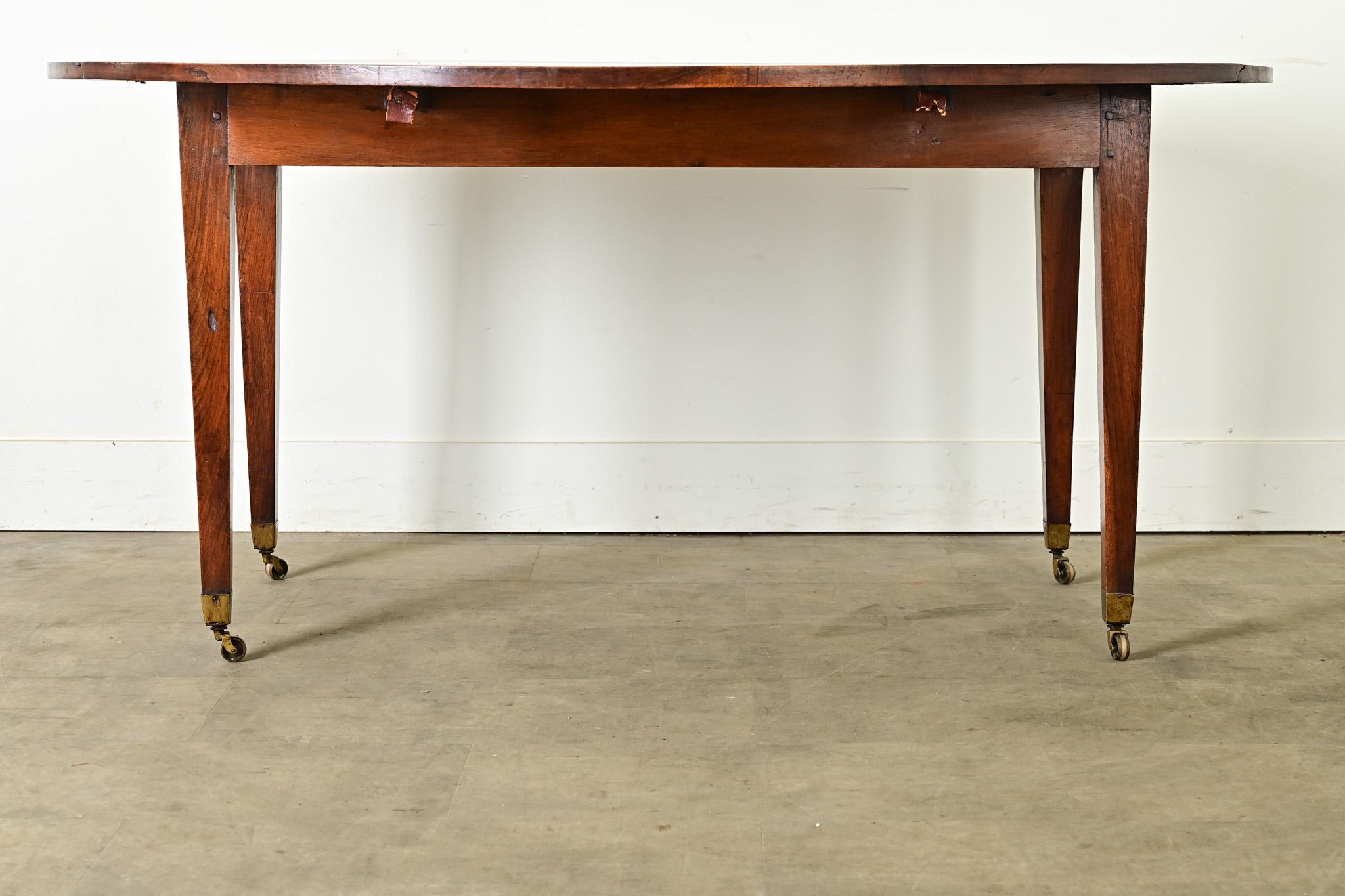Mesa de comedor ovalada de nogal del siglo XIX francés en venta 3