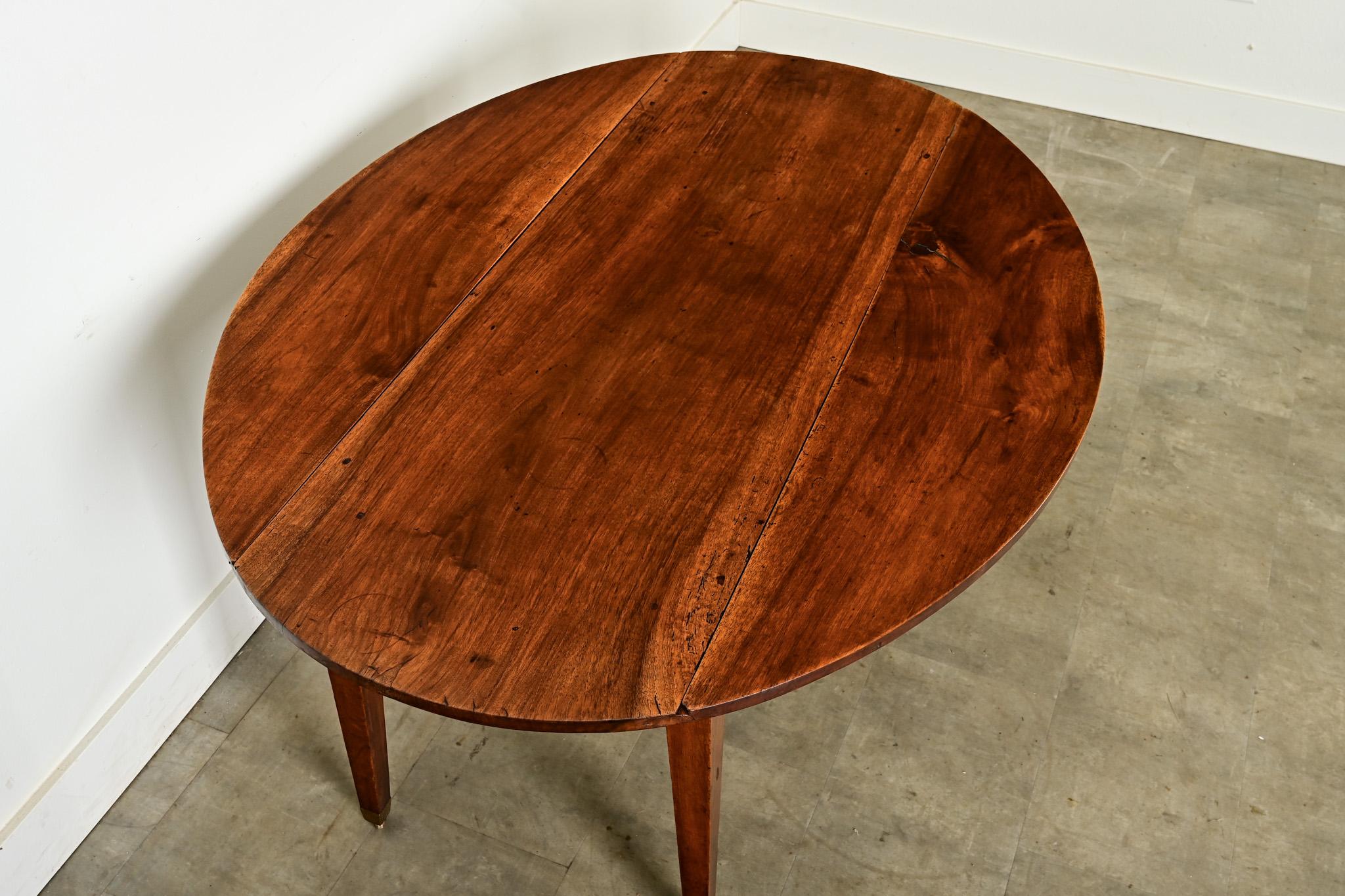Mesa de comedor ovalada de nogal del siglo XIX francés en venta 4