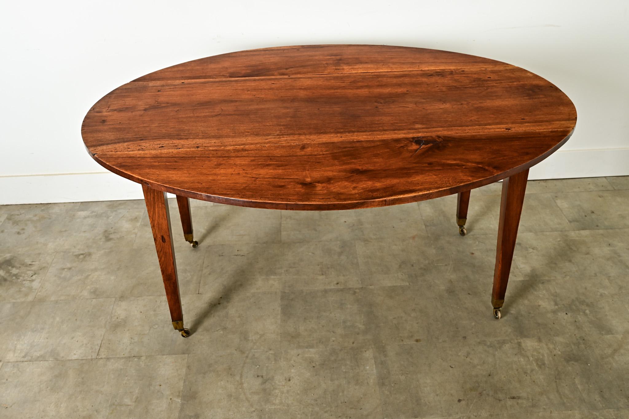 Mesa de comedor ovalada de nogal del siglo XIX francés en venta 5