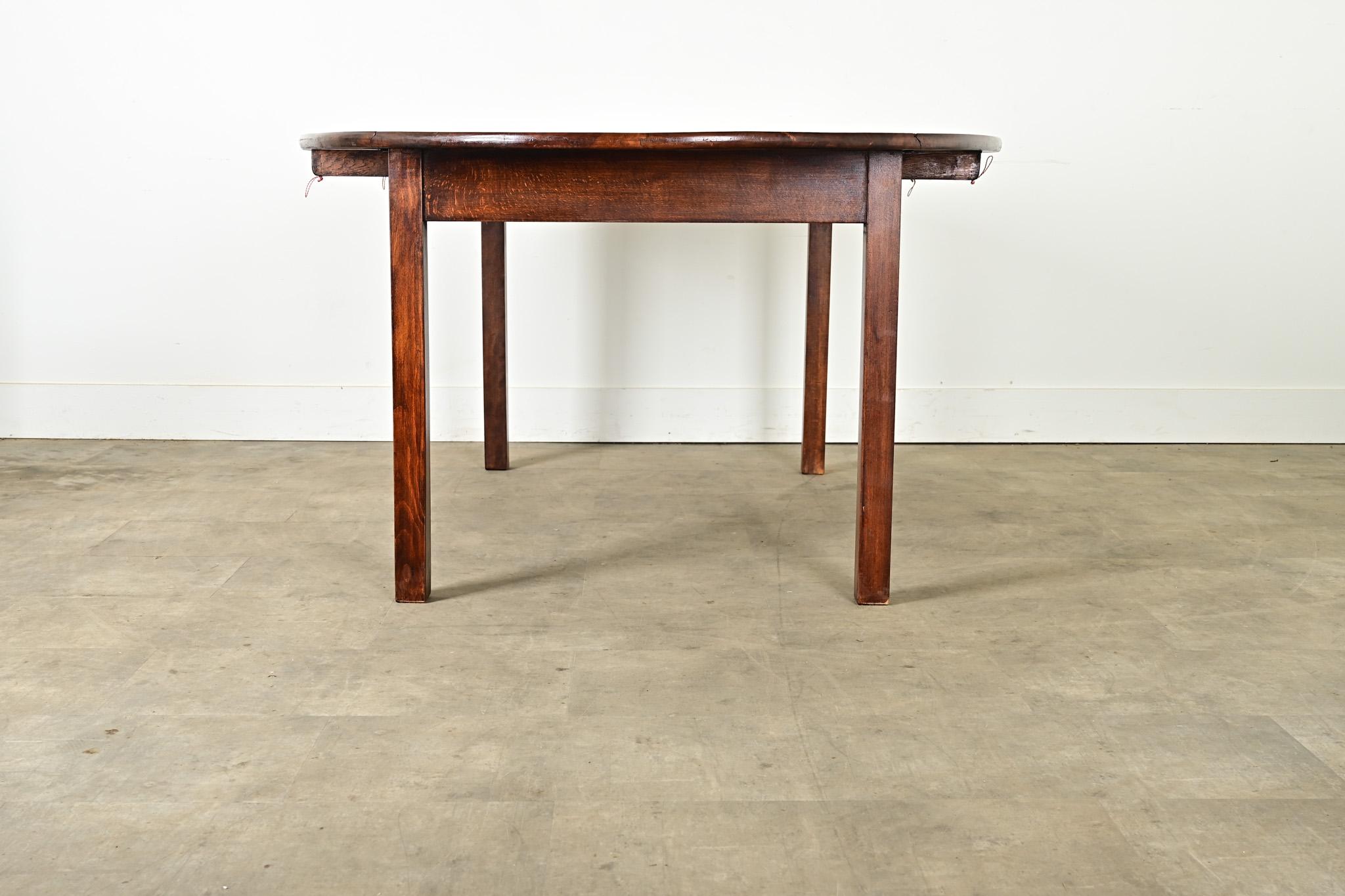 Table de salle à manger ovale en noyer du XIXe siècle en vente 5