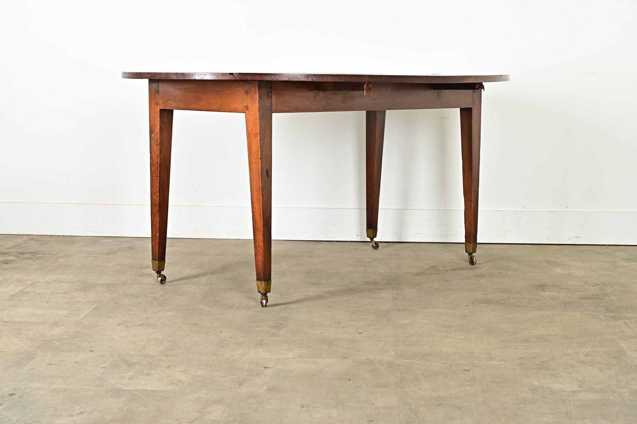 Mesa de comedor ovalada de nogal del siglo XIX francés en venta 6