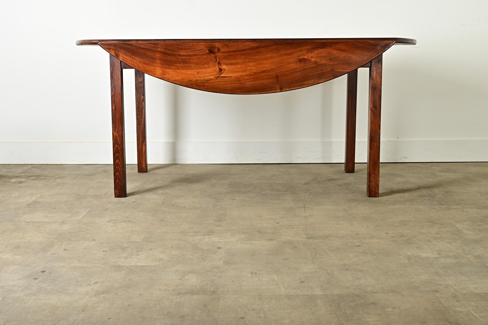 Table de salle à manger ovale en noyer du XIXe siècle en vente 6