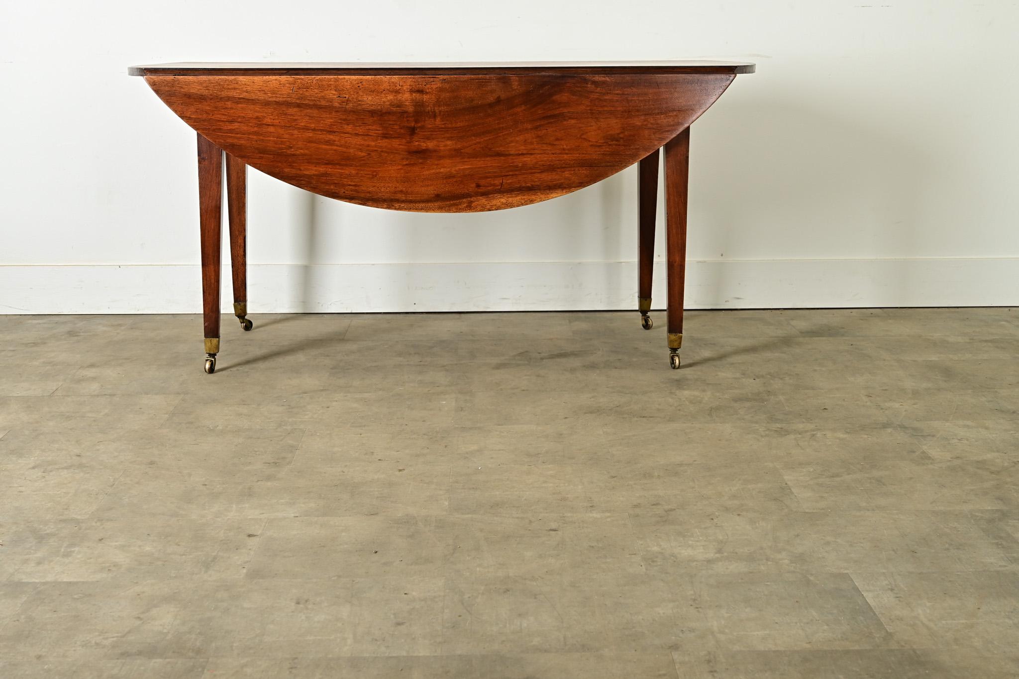 Mesa de comedor ovalada de nogal del siglo XIX francés en venta 7