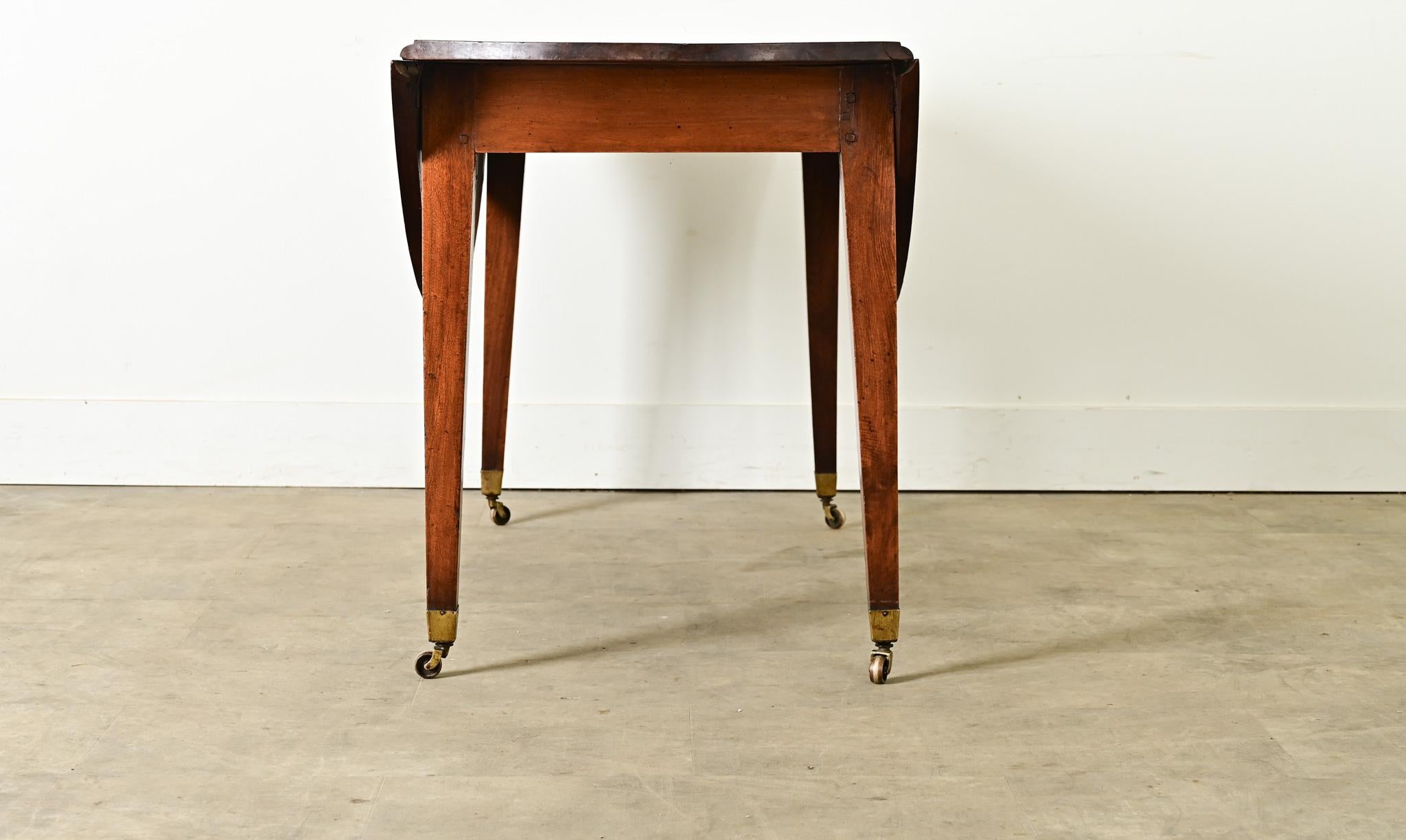 Mesa de comedor ovalada de nogal del siglo XIX francés en venta 8