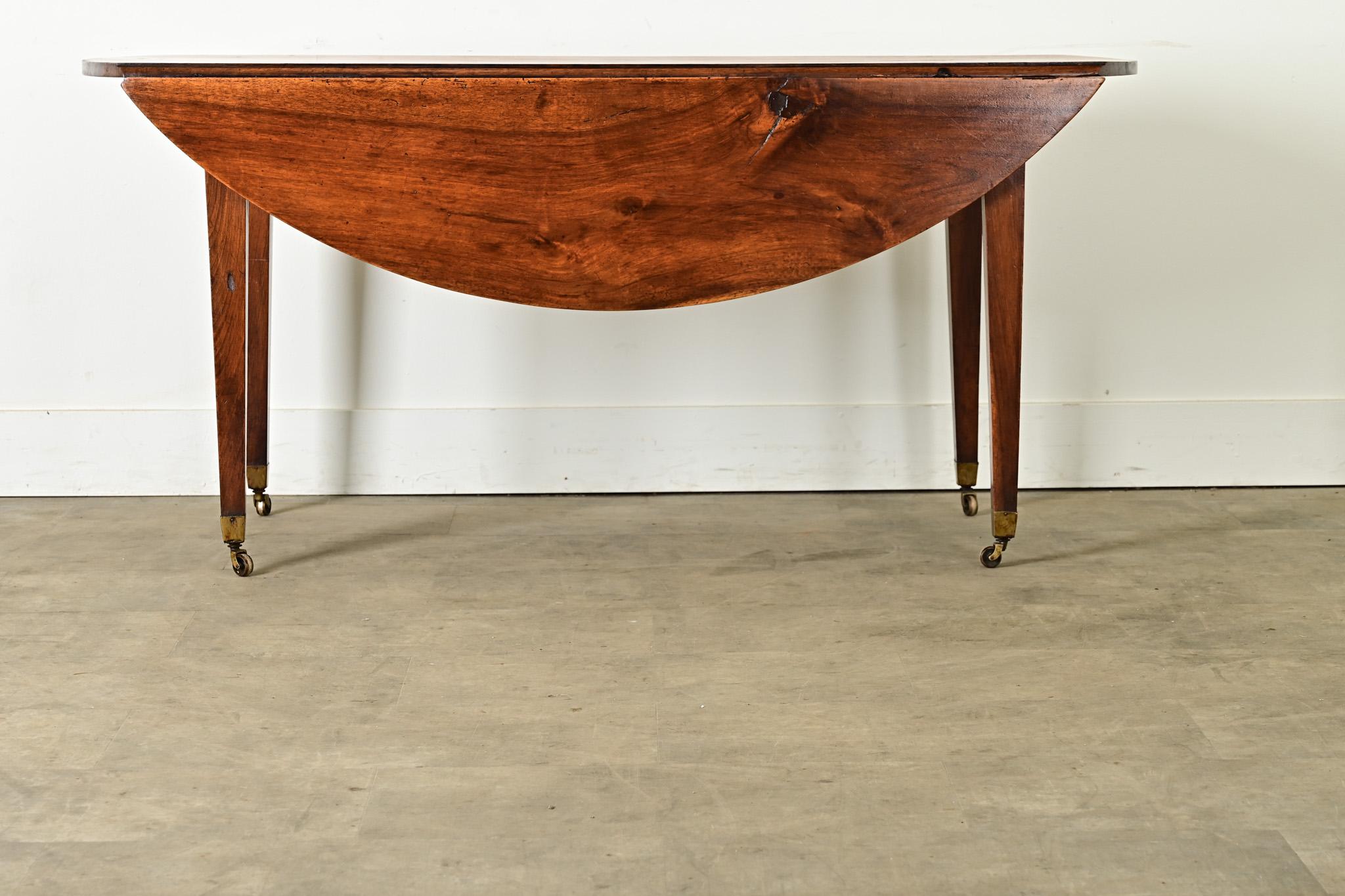 Mesa de comedor ovalada de nogal del siglo XIX francés Otro en venta