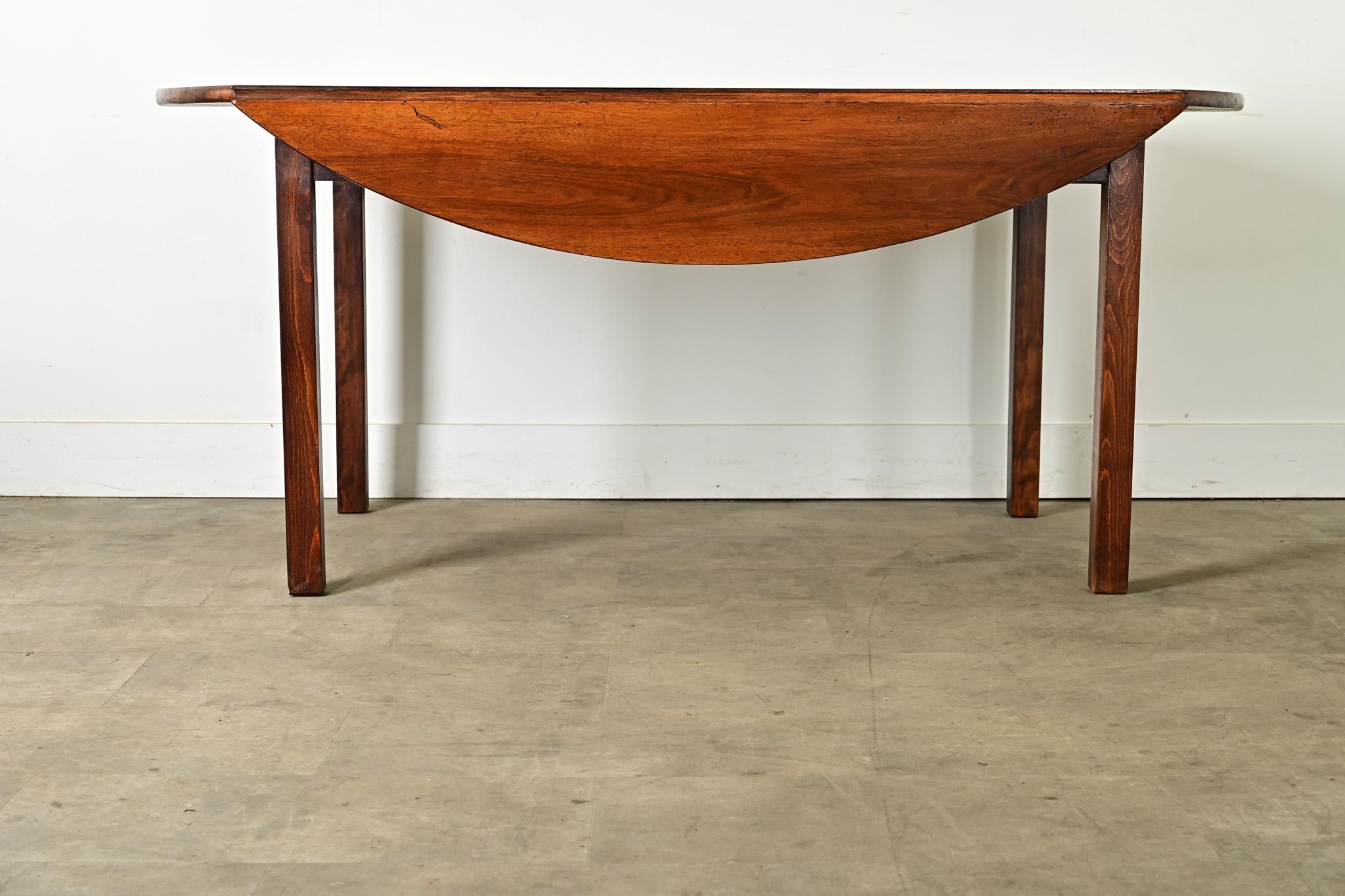 Autre Table de salle à manger ovale en noyer du XIXe siècle en vente