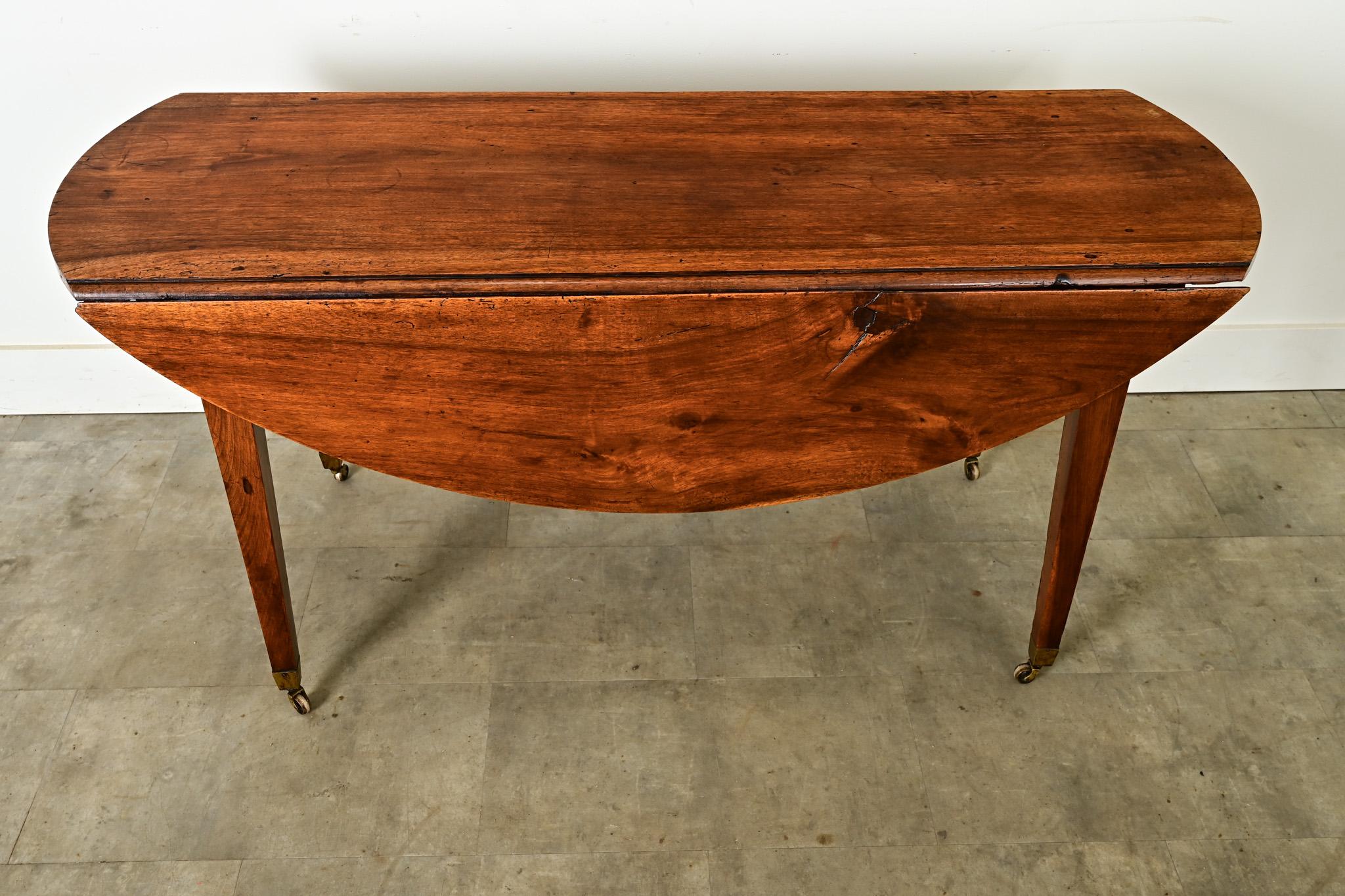 Mesa de comedor ovalada de nogal del siglo XIX francés Francés en venta