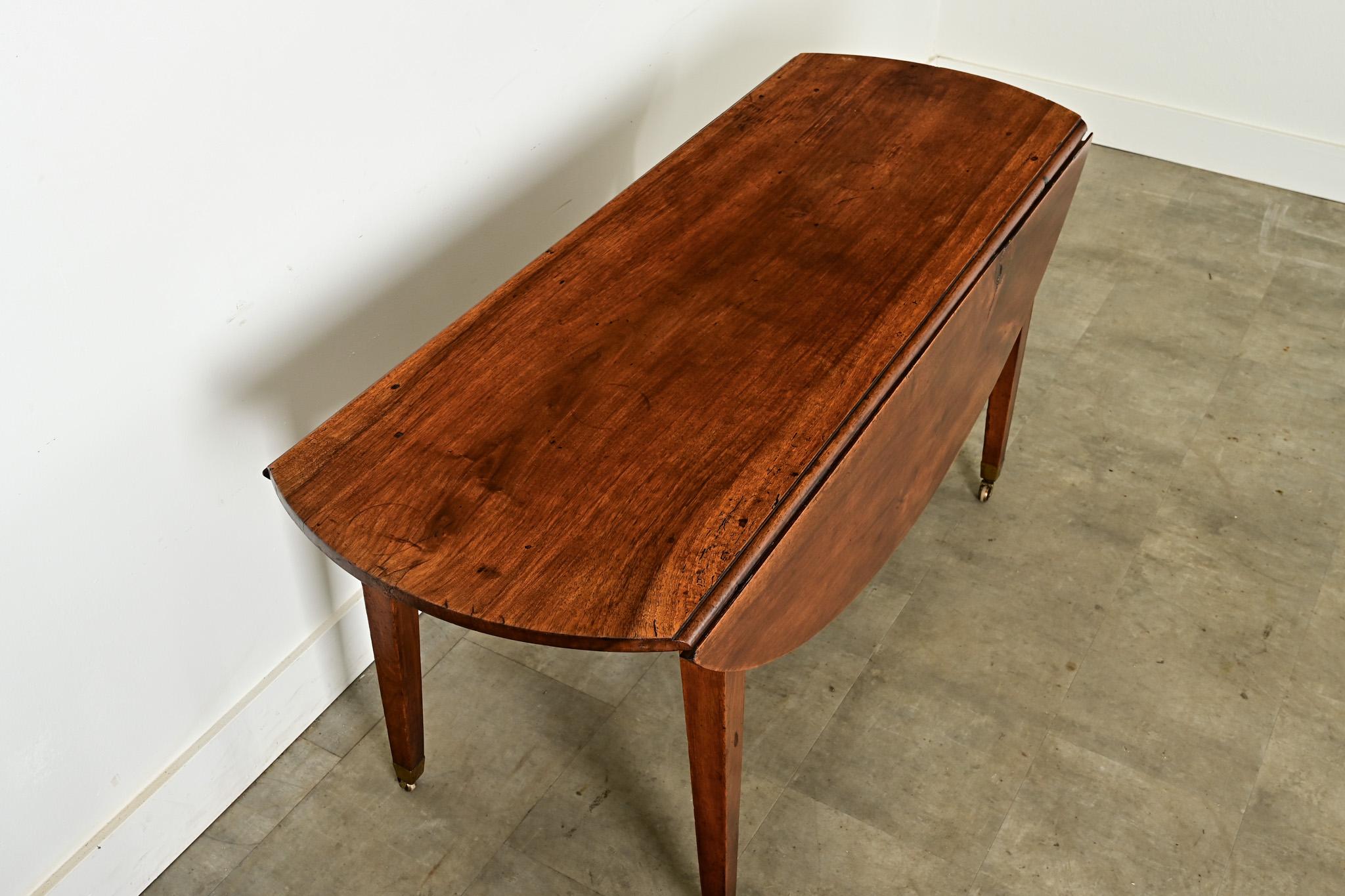 Mesa de comedor ovalada de nogal del siglo XIX francés en Bueno estado para la venta en Baton Rouge, LA