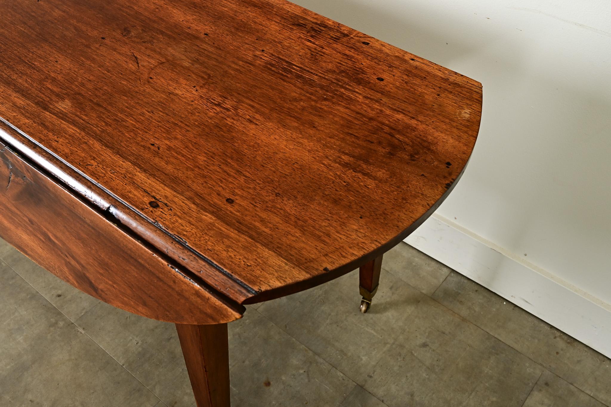 Mesa de comedor ovalada de nogal del siglo XIX francés Latón en venta