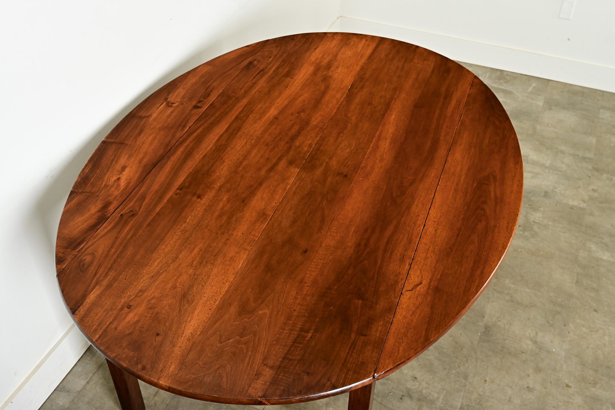 Noyer Table de salle à manger ovale en noyer du XIXe siècle en vente