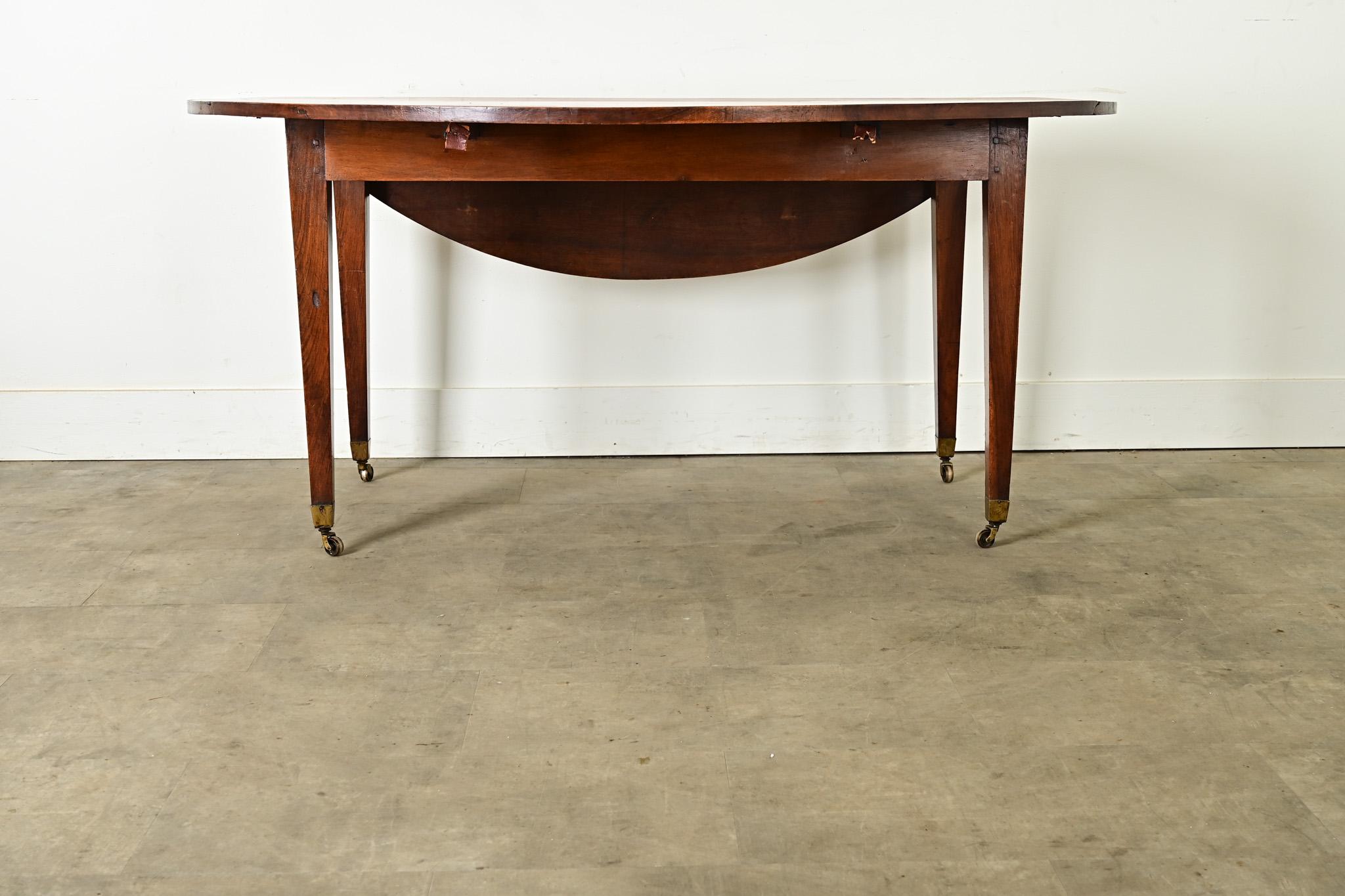 Mesa de comedor ovalada de nogal del siglo XIX francés en venta 1