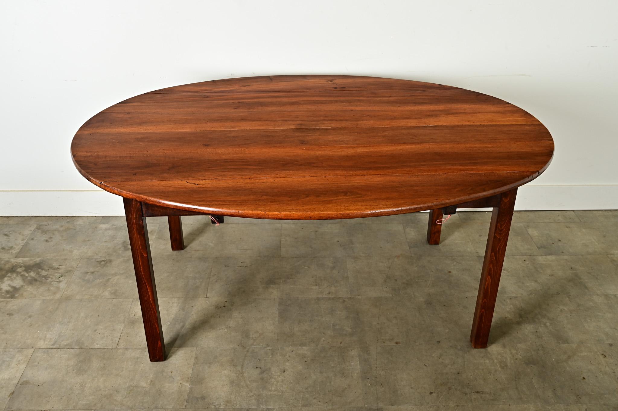 Table de salle à manger ovale en noyer du XIXe siècle en vente 1