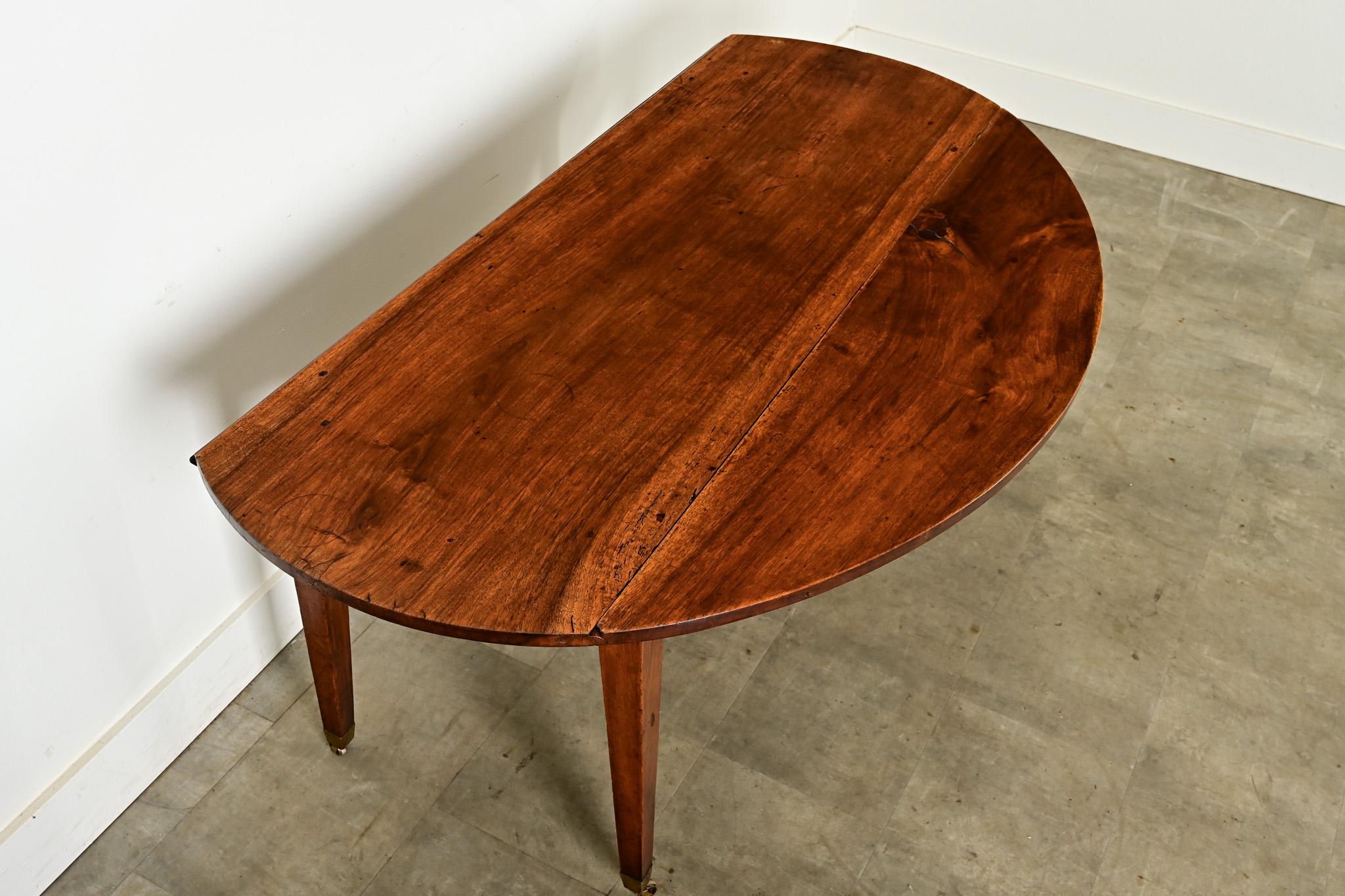 Mesa de comedor ovalada de nogal del siglo XIX francés en venta 2