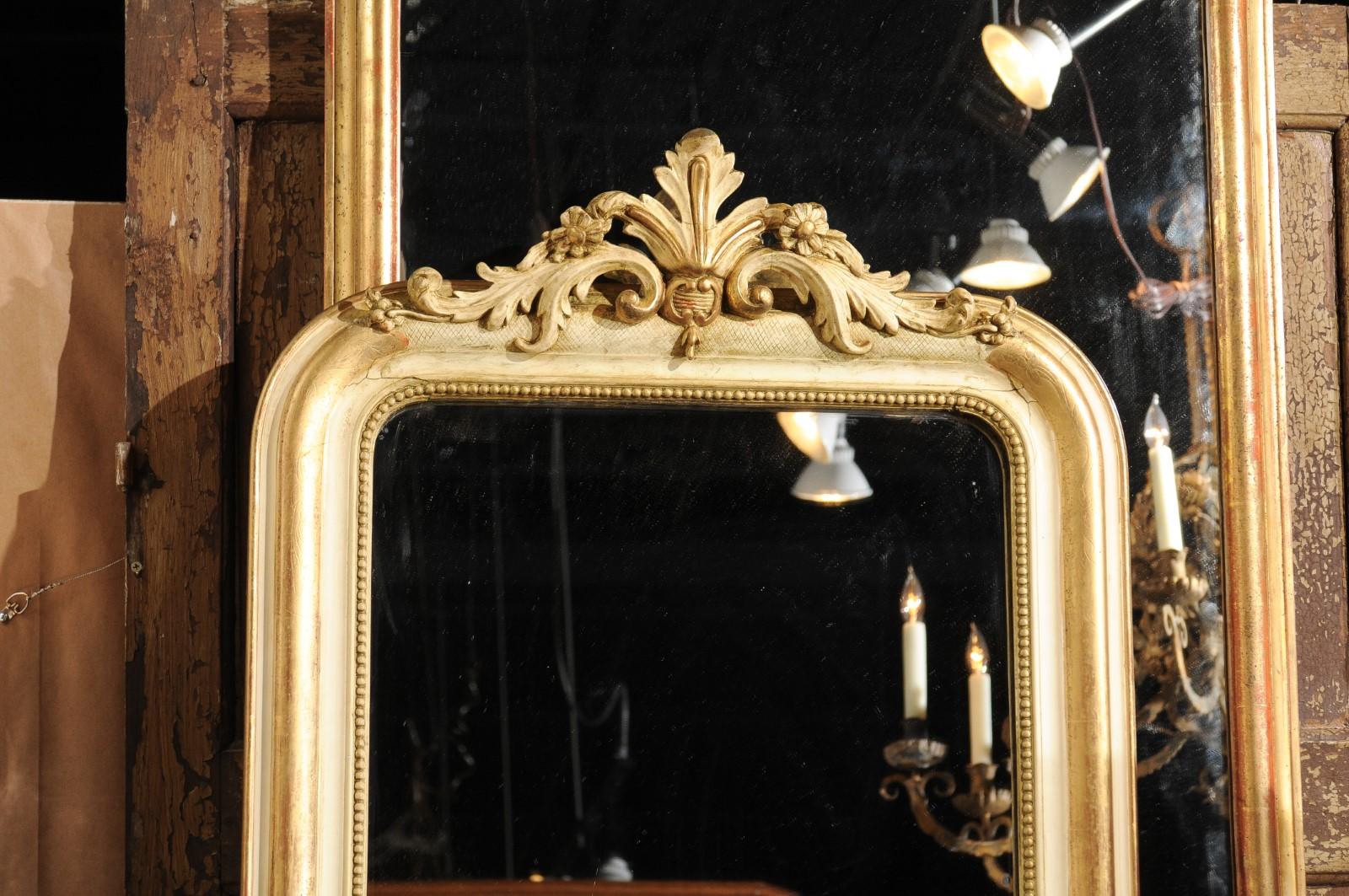 French 19th Century Painted and Parcel-Gilt Mirror with Acanthus Carved Crest (Geschnitzt)