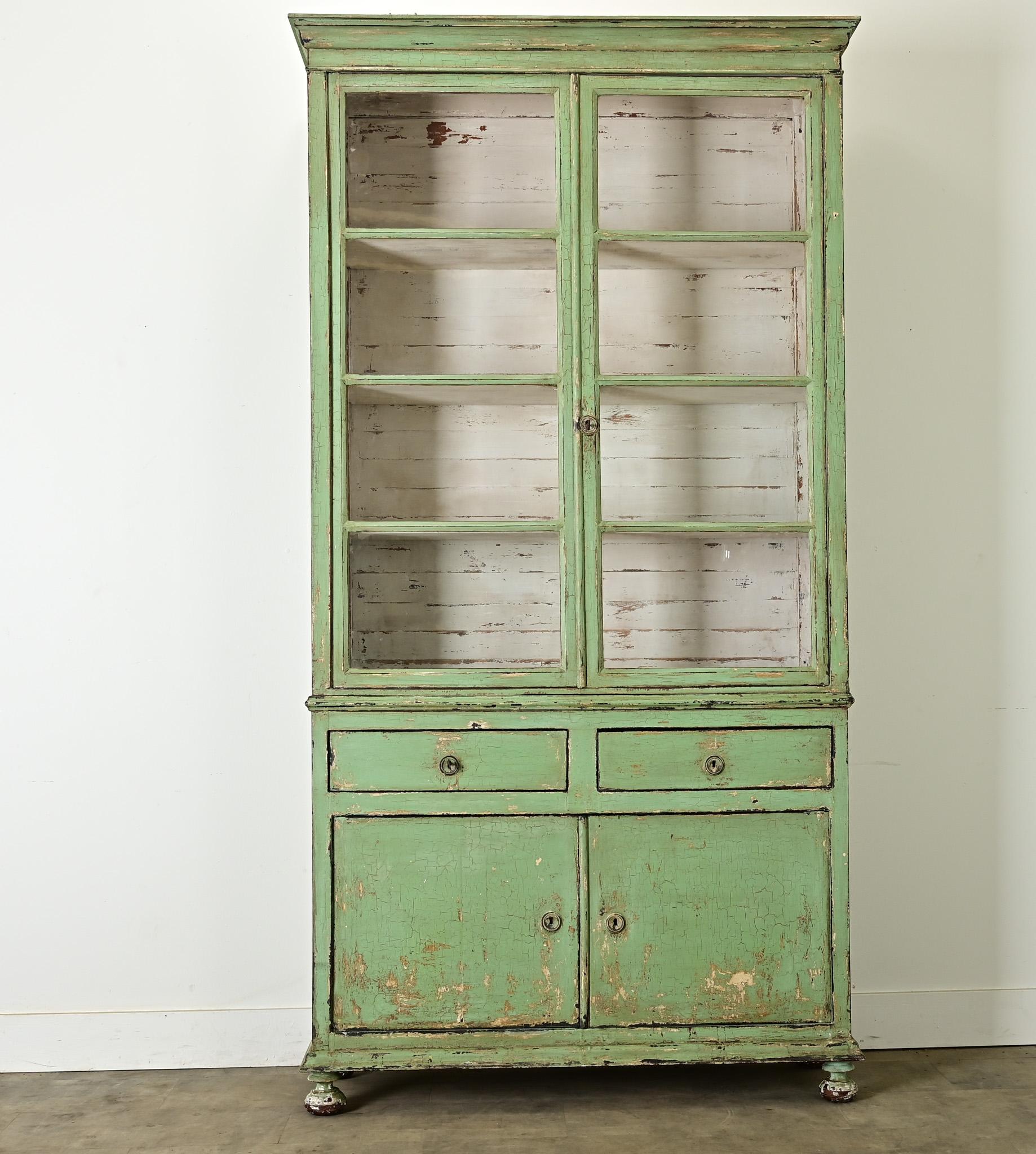 Questo buffet a deux corps francese in pino massiccio ha mantenuto il suo colore originale di menta verde e l'interno bianco, con la vernice ora deliziosamente patinata e screpolata. Il corpo superiore presenta porte in vetro con vetri originali,