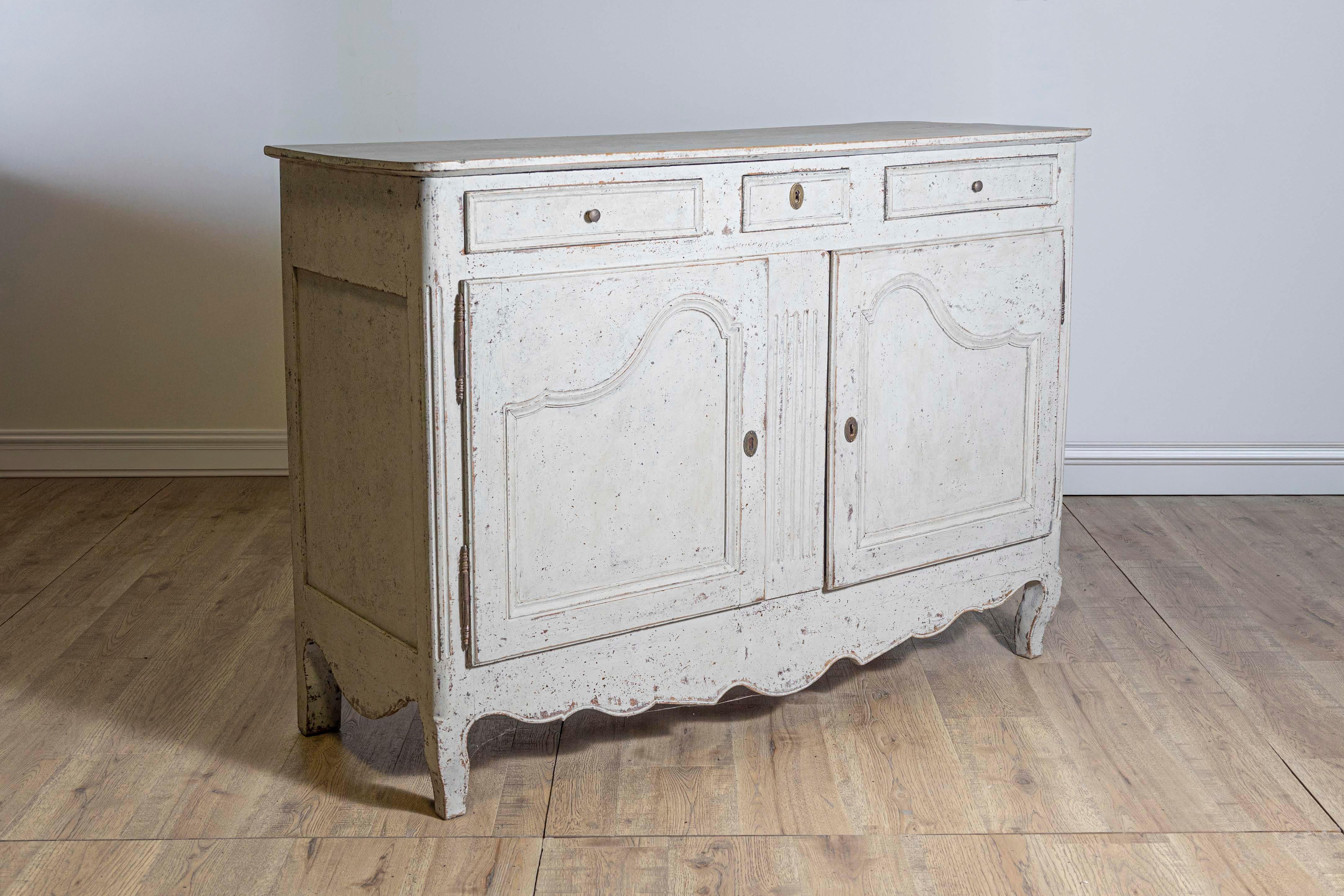 Legno Buffet francese dipinto del XIX secolo con cassetti, ante e finitura anticata in vendita