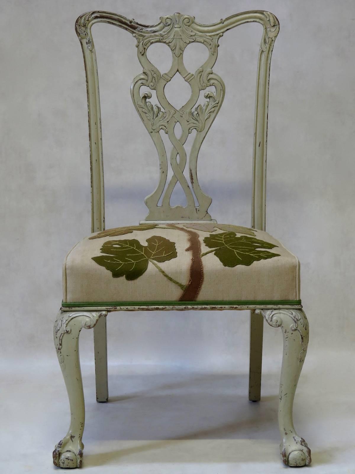 Sehr schöner, sehr gut gebauter und solider Stuhl im Chippendale-Stil, mit originaler, satter, cremefarbener Farbe. Der Stuhl hat großzügige Proportionen mit einer eleganten Rückenlehne, übertriebenen, geschnitzten Knien und massiven Klauen- und