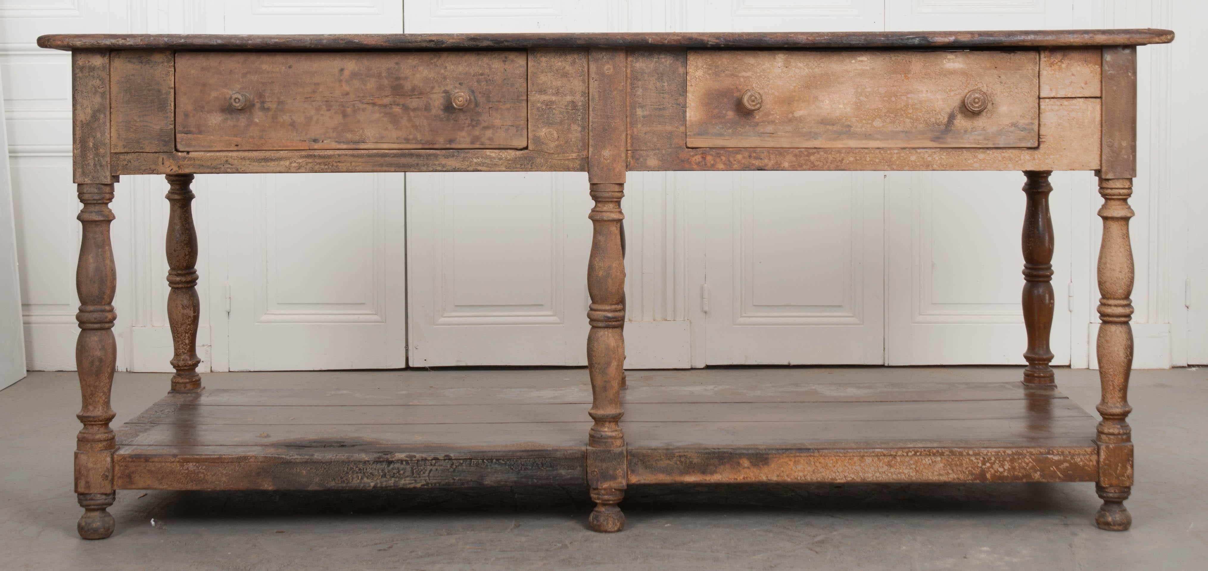 Ein großer:: tiefer Vorhangtisch:: hergestellt in Frankreich:: um 1890. Der Tisch ist mit zwei großen Schubladen ausgestattet:: die reichlich Stauraum bieten und nicht sichtbar sind. Das darunter liegende Regal bietet Platz für zusätzlichen Stauraum