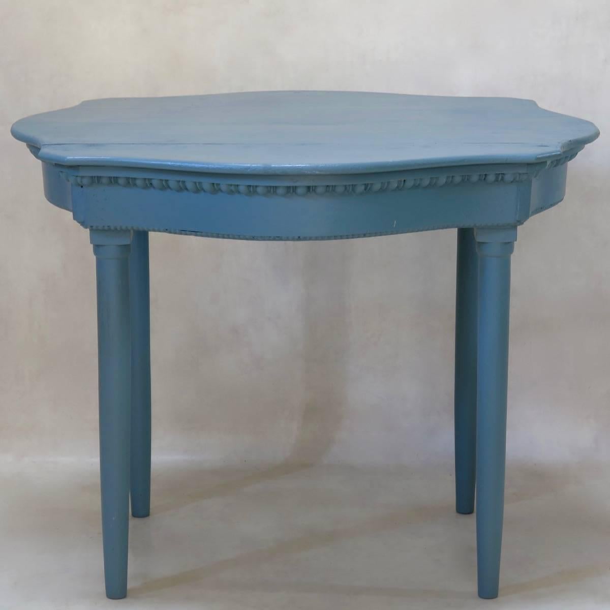 Table classique en bois de pin peint en forme de 