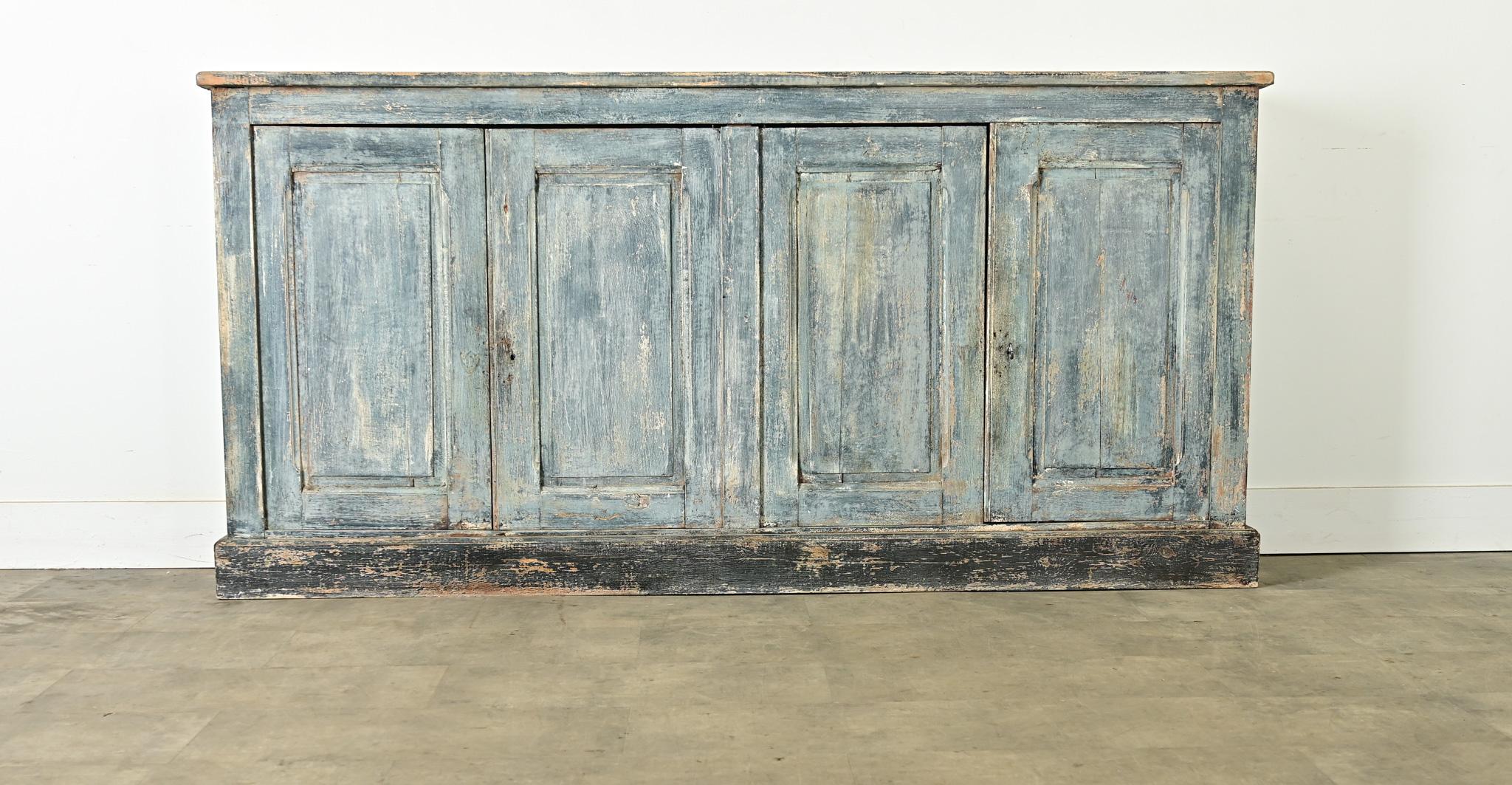 Questa sorprendente enfilade francese del XIX secolo sarebbe un'ottima aggiunta a qualsiasi stanza, con le sue proporzioni strette e la sua finitura blu ardesia, sottoposta alle intemperie, su una struttura in legno di pino. L'esterno mostra una