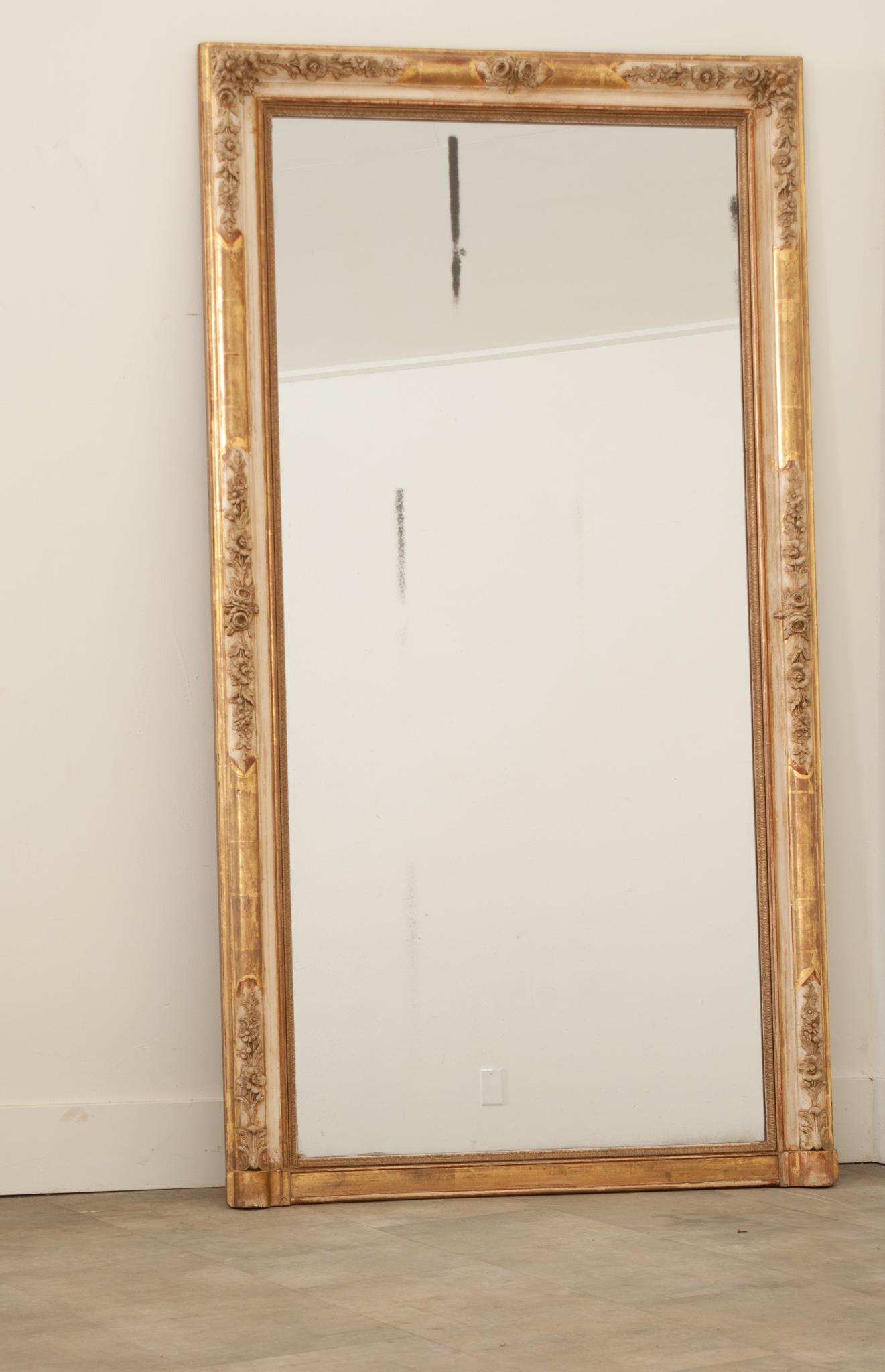 Magnifique miroir de cheminée sculpté et doré, avec plaque de miroir d'origine, fabriqué à la main en France au XIXe siècle. Ce miroir est grand, beau et regorge de détails exceptionnels. Le cadre finement sculpté est superbe, avec des parcelles de