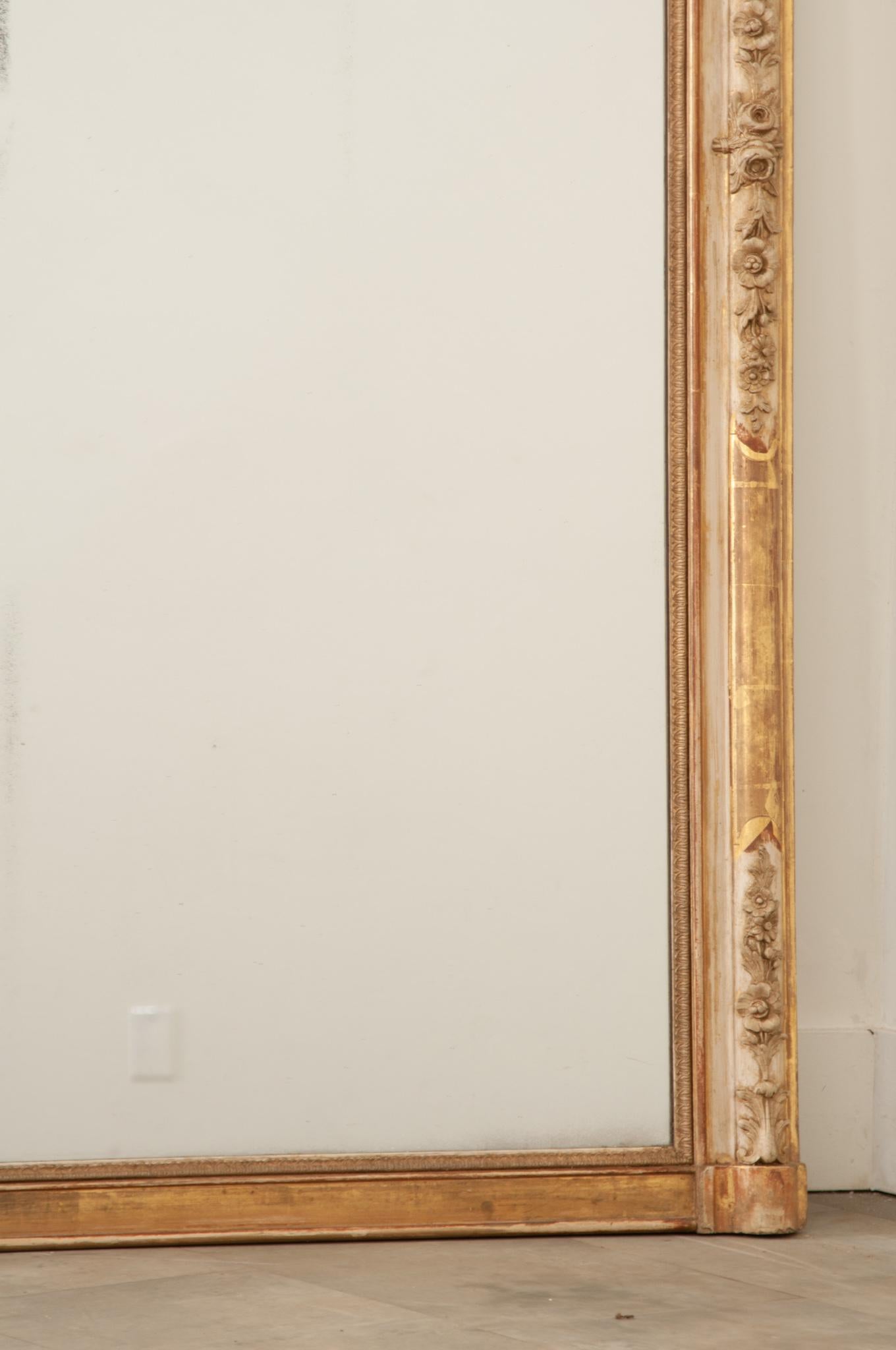 Français Miroir de cheminée en bois doré et peint du 19ème siècle en vente