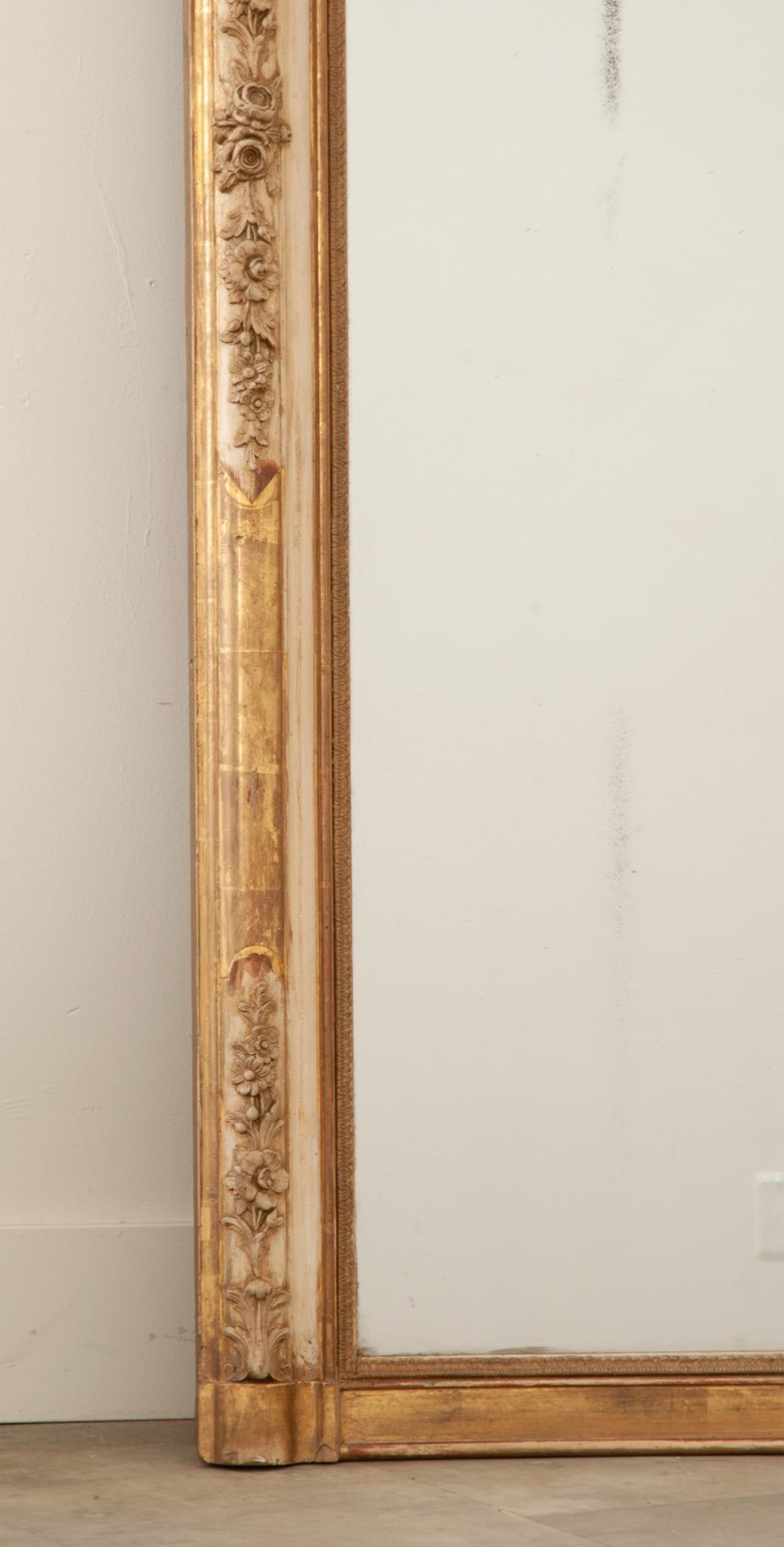 Sculpté à la main Miroir de cheminée en bois doré et peint du 19ème siècle en vente