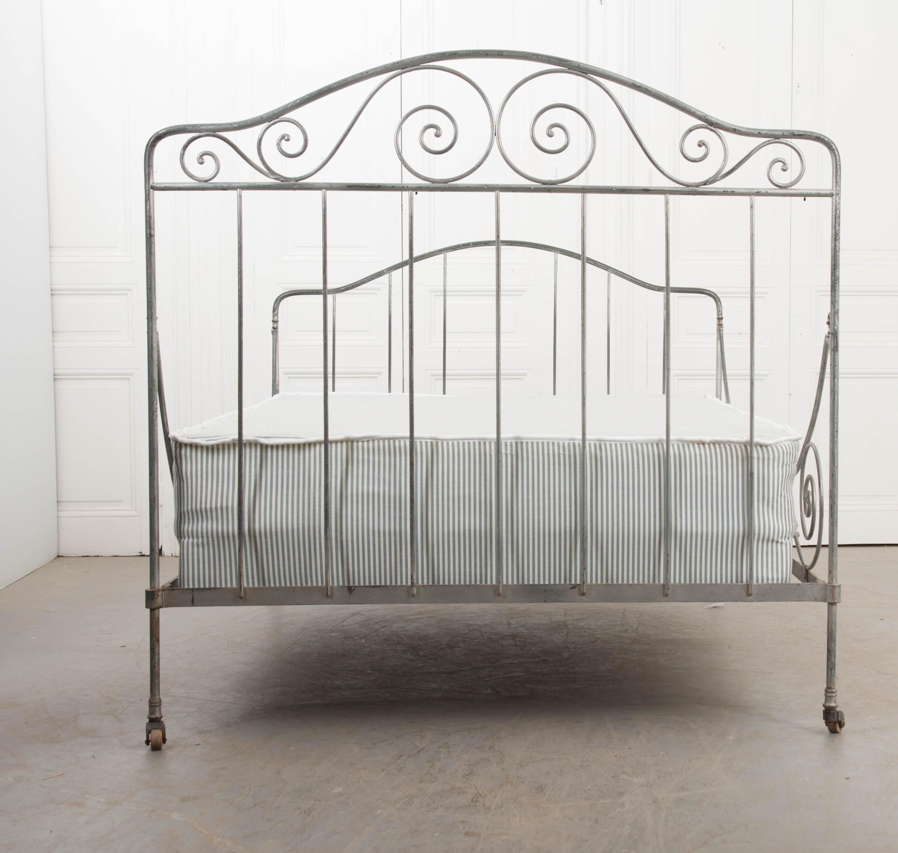 French 19th Century Painted-Iron Campaign Daybed In Good Condition In Baton Rouge, LA