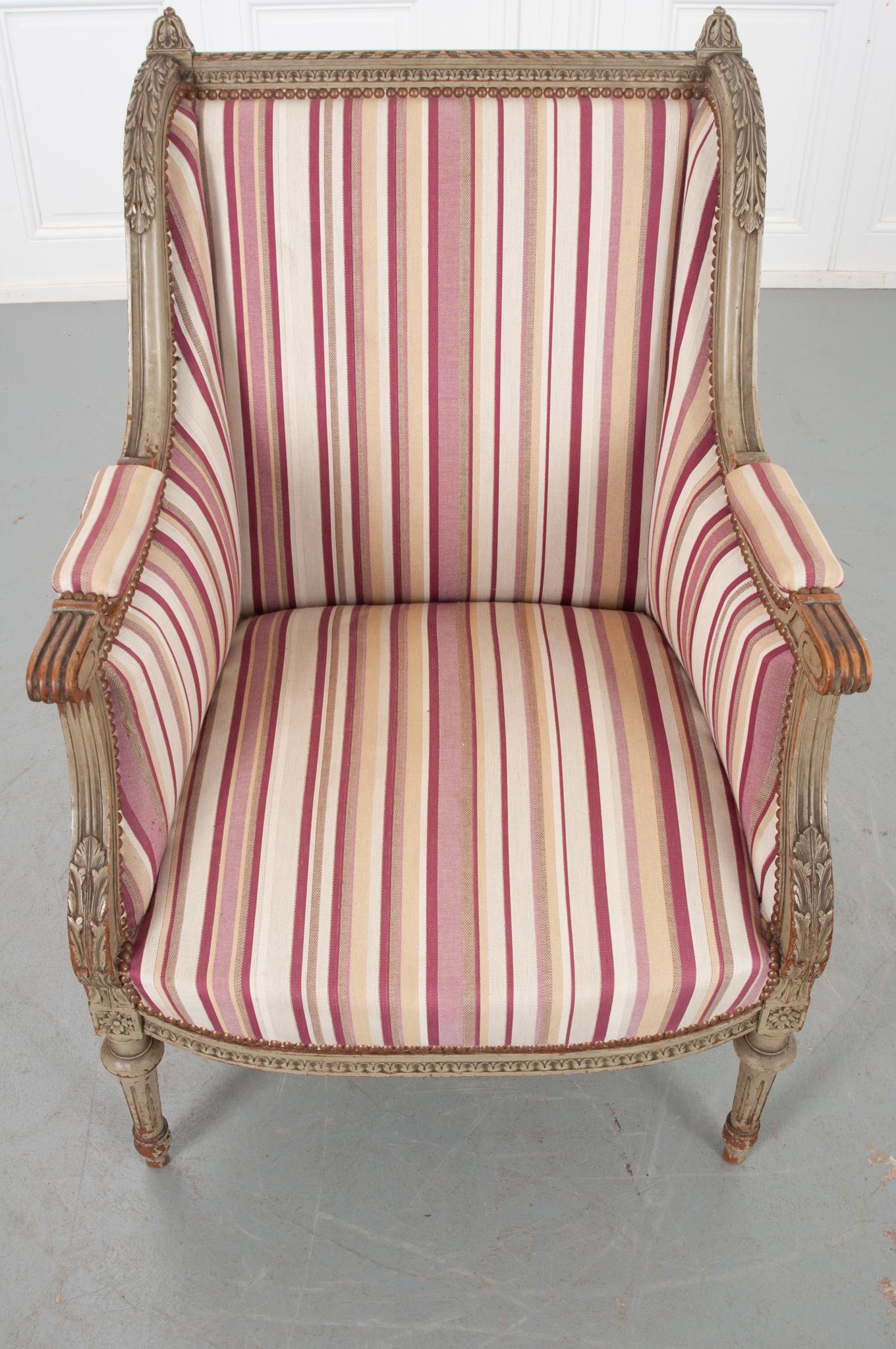 French 19th Century Painted Louis XVI-Style Bergere In Good Condition For Sale In Baton Rouge, LA