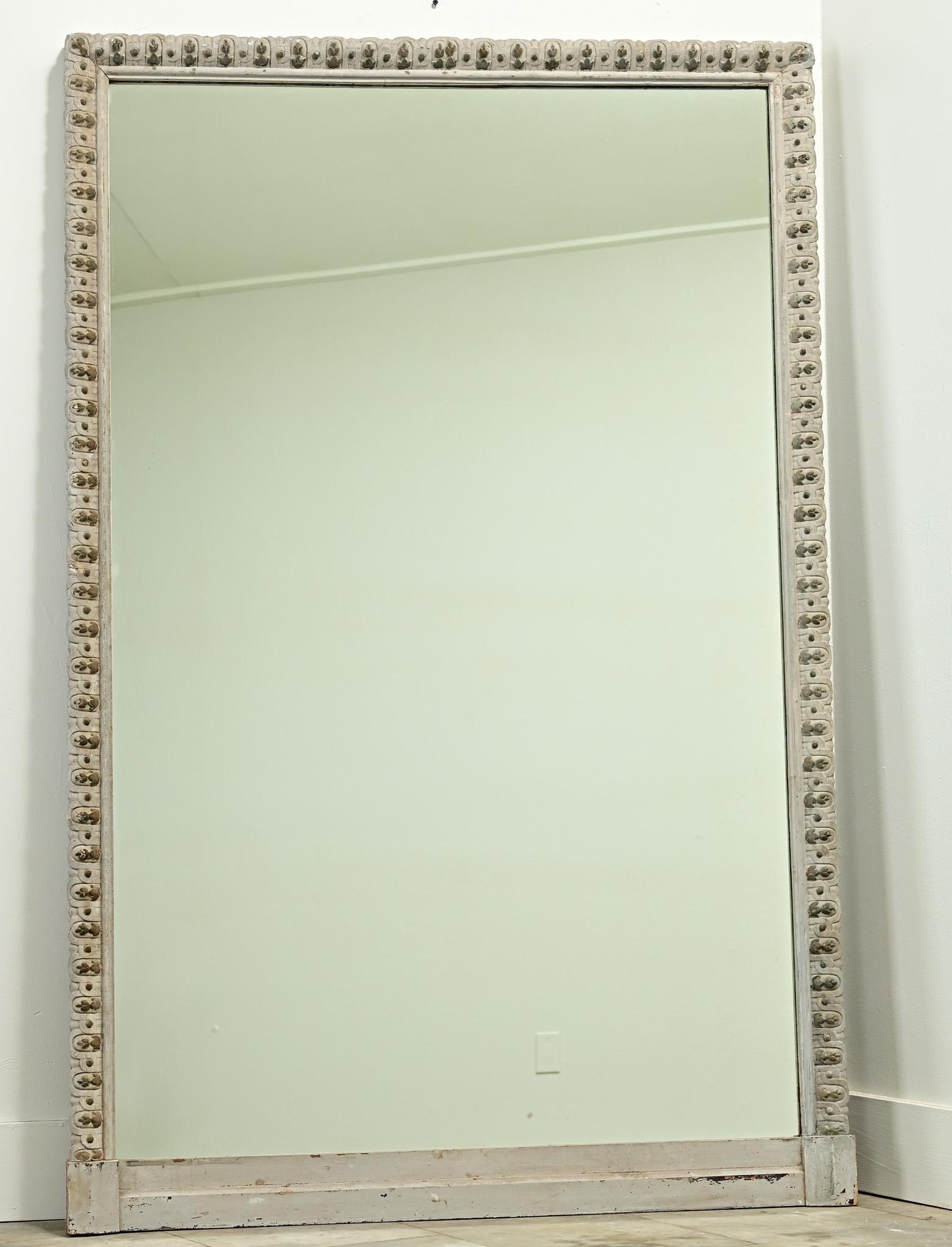 Un grand cadre de miroir de cheminée français sculpté et peint des années 1800 est doté d'une nouvelle plaque de miroir. Le cadre sculpté présente une peinture d'origine usée et un motif décoratif en forme de perles. Assurez-vous de regarder les