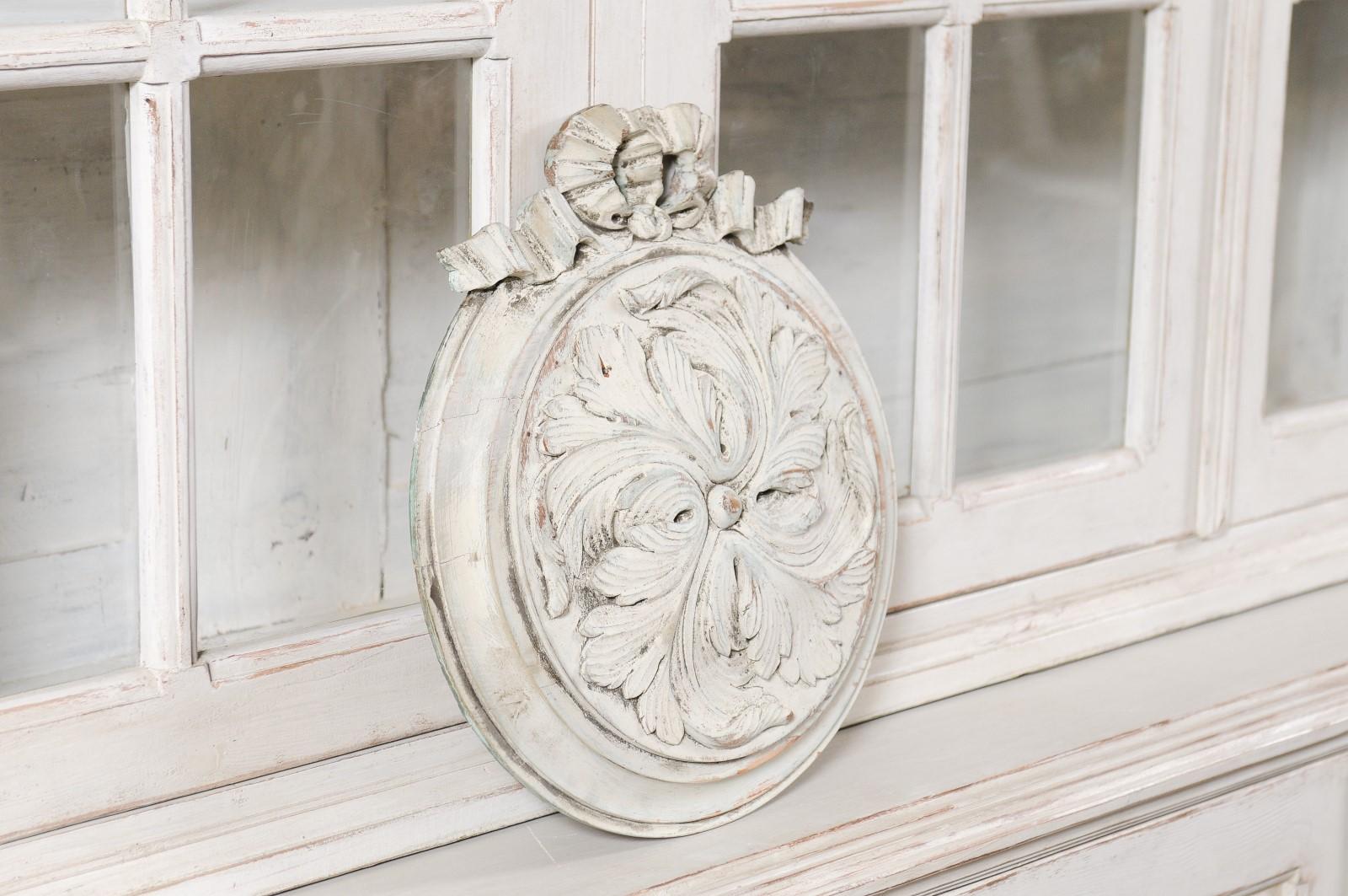 French 19th Century Painted Medallion Carved with Acanthus Leaves and Ribbon 2