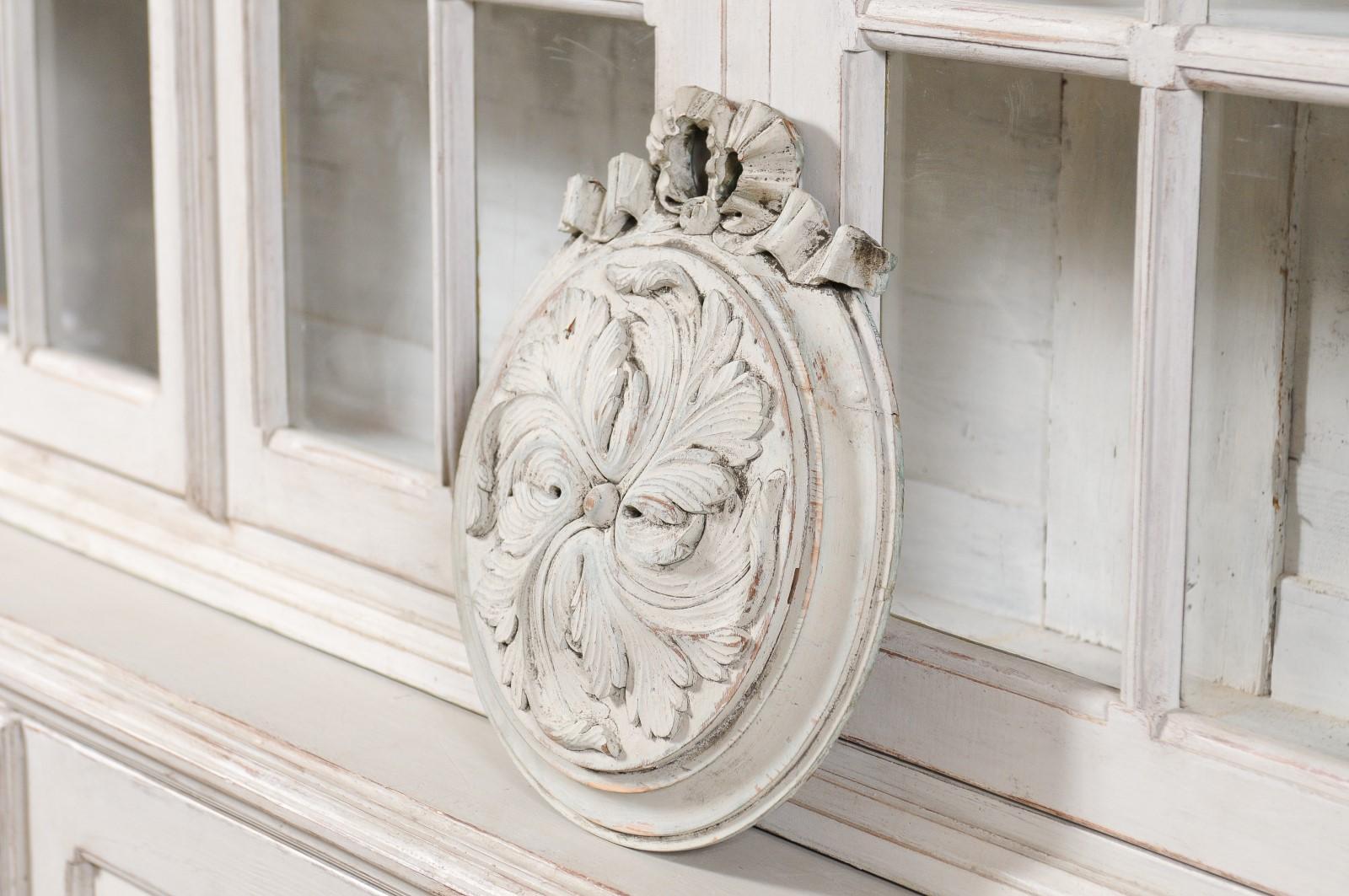 French 19th Century Painted Medallion Carved with Acanthus Leaves and Ribbon 3