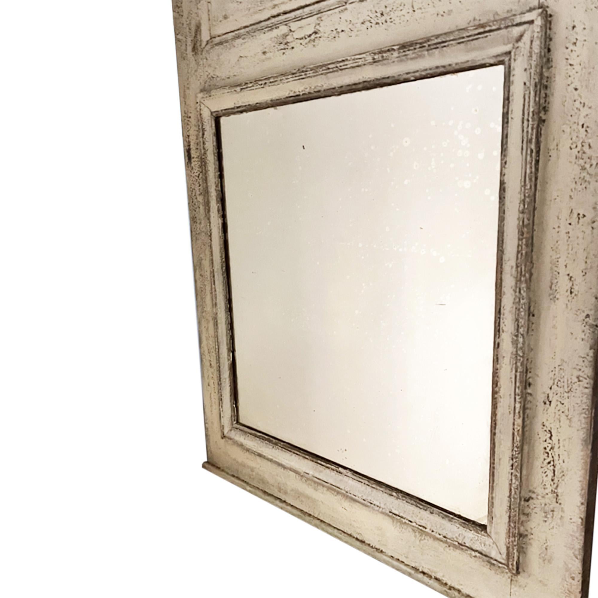 Uno specchio dipinto molto attraente. Questo pezzo decorativo e pratico è stato realizzato in Francia nel XIX secolo.

La vernice è di un bel bianco sporco, leggermente rovinata e la targhetta originale è leggermente rovinata, come ci si