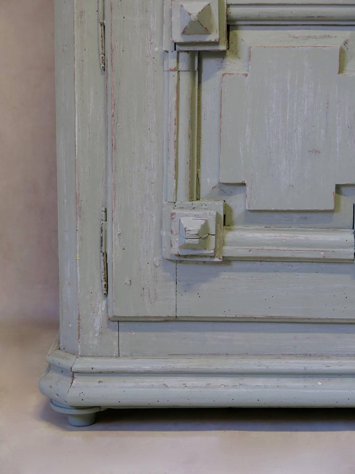 Verre Meuble de rangement français du 19ème siècle en pin peint en vente