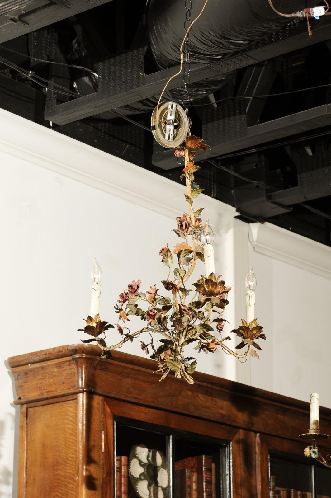 French 19th Century Painted Tôle Three-Light Chandelier with Flowers and Vines 8