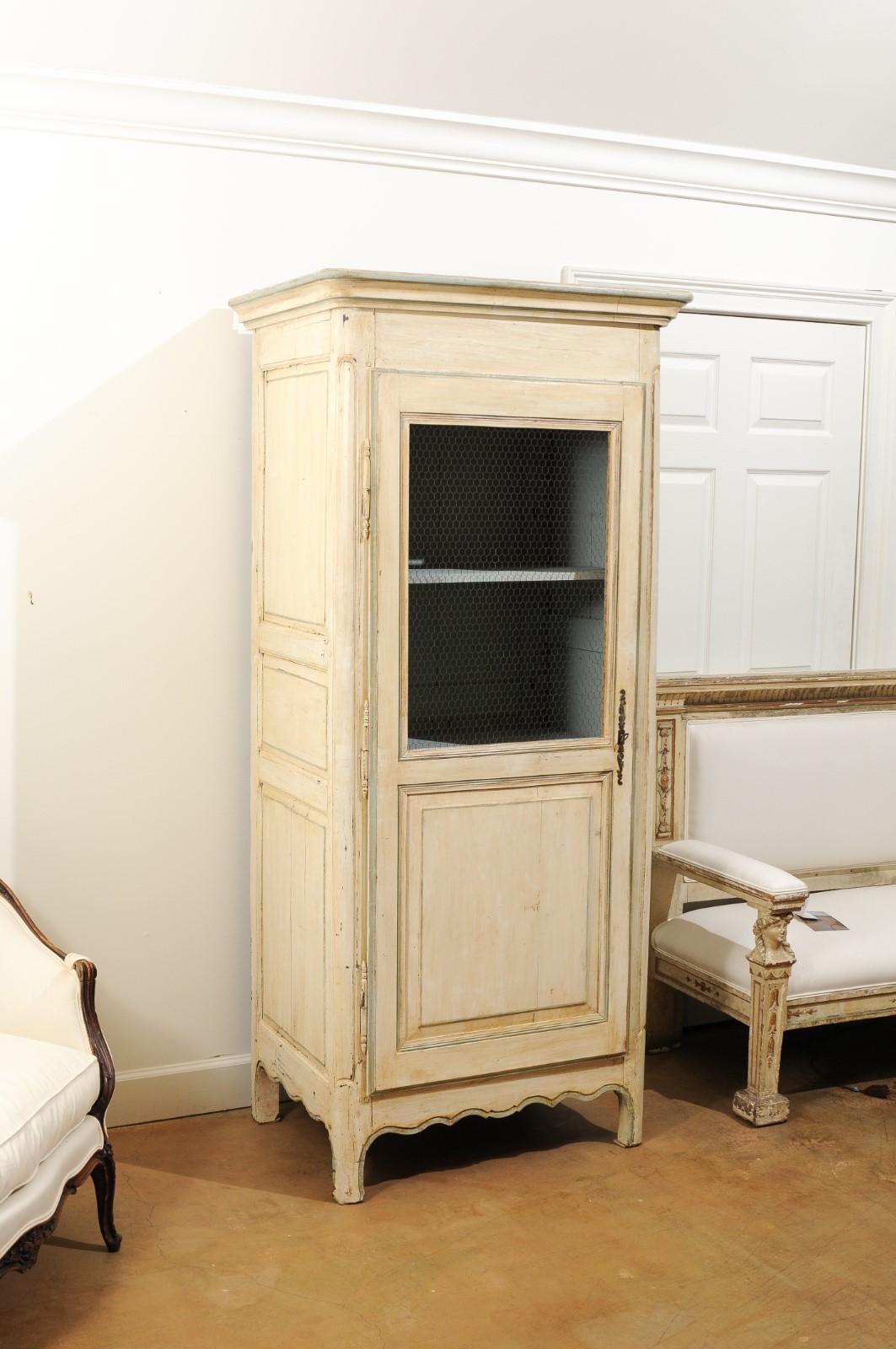 A French painted wood bonnetière from the 19th century, with chicken wire door, adjustable shelves and scalloped skirt. Originally created in the Normandy area of France, bonnetières started to spread throughout France during the 18th century. Made