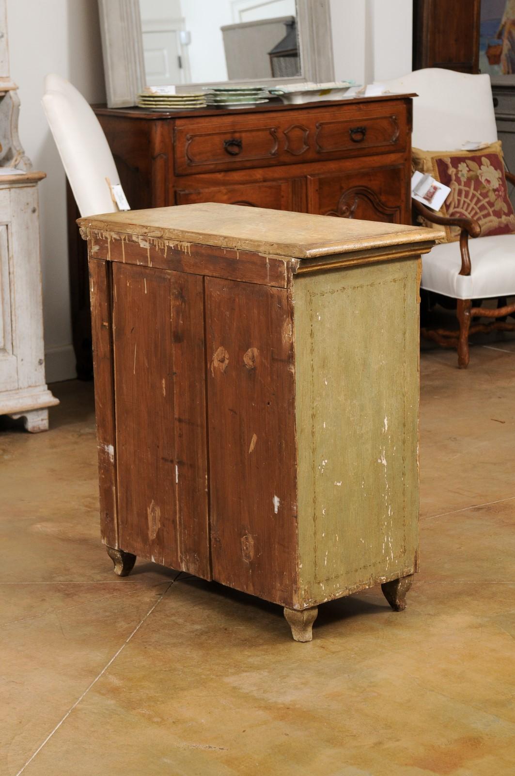 Français Buffet en bois peint français du 19ème siècle avec un tiroir simple sur deux portes en vente
