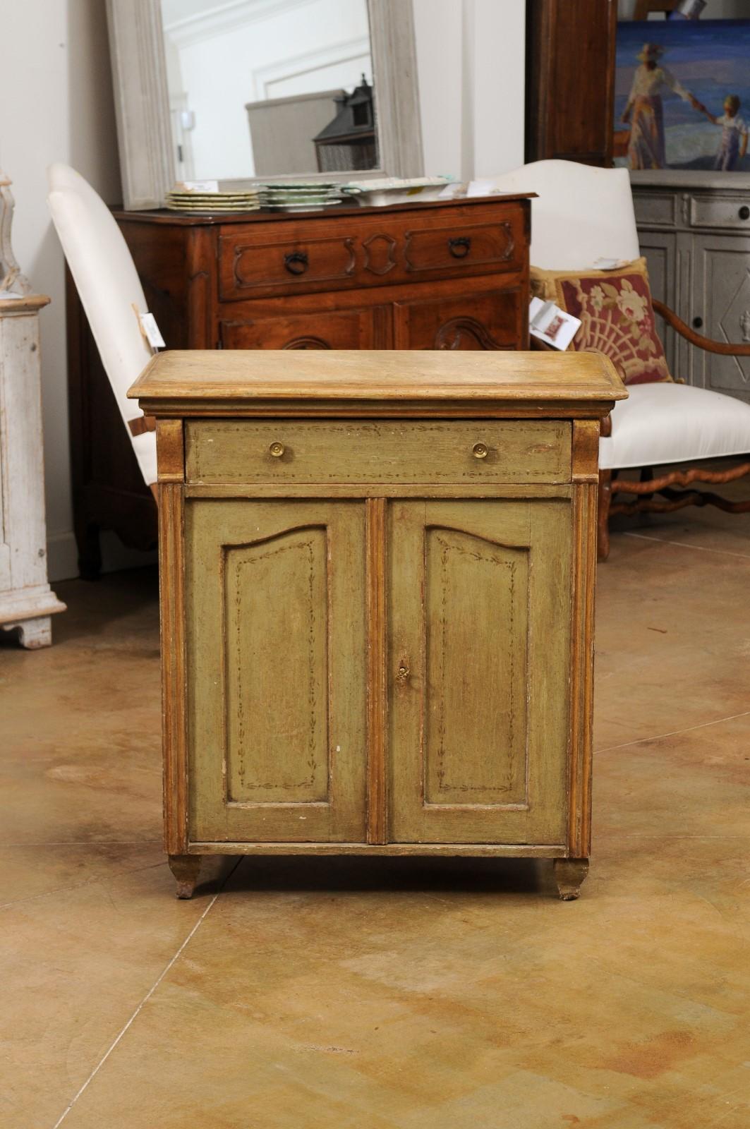 Buffet en bois peint français du 19ème siècle avec un tiroir simple sur deux portes en vente 1