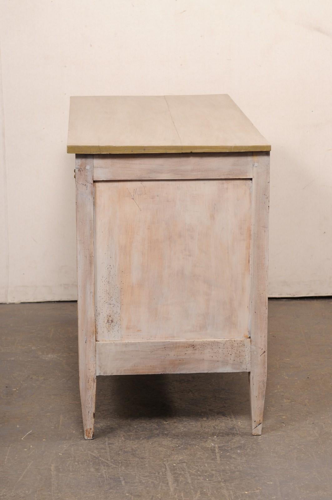 Commode francese del XIX secolo in legno dipinto con ferramenta in ottone in vendita 5