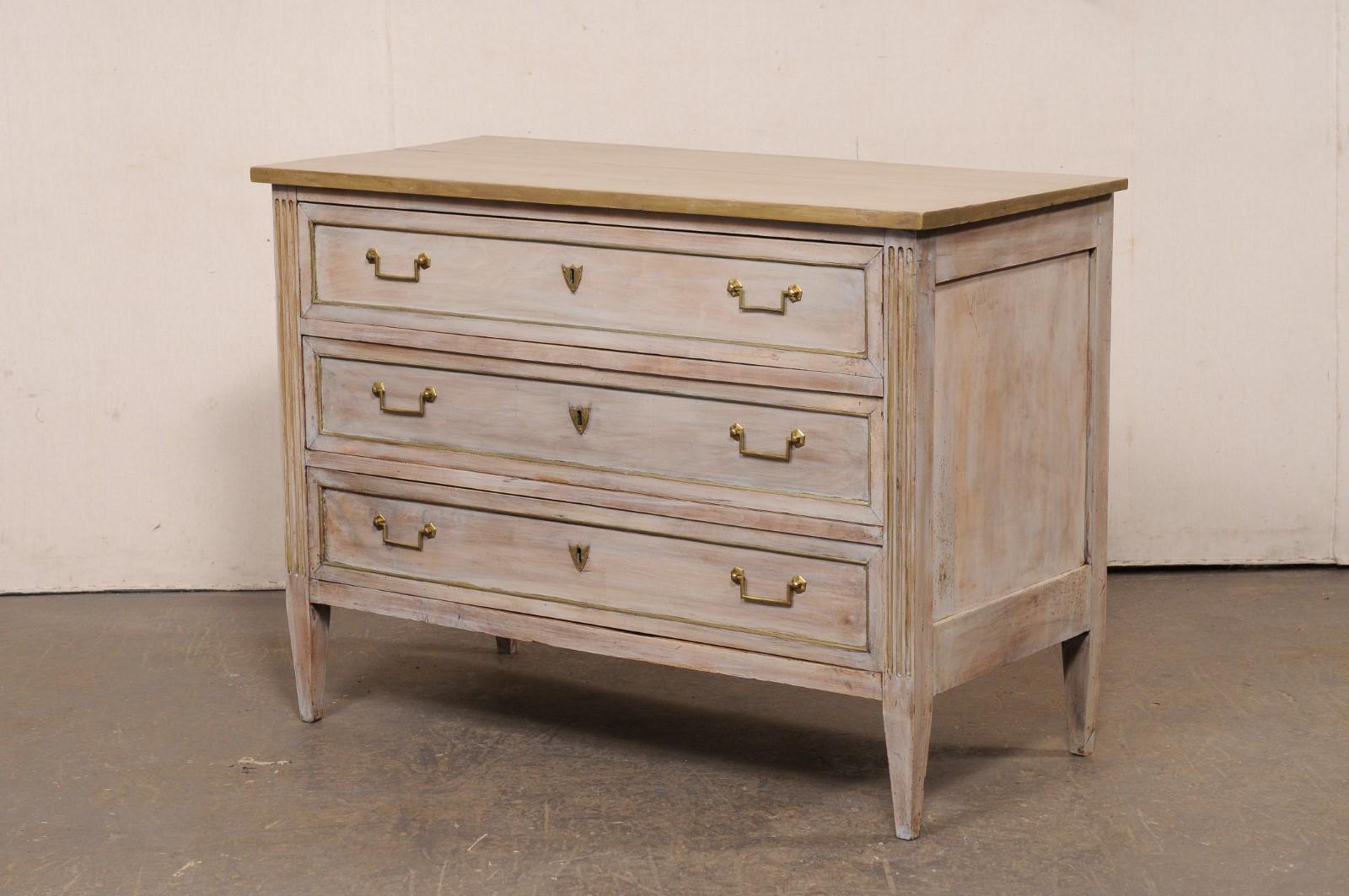 Commode francese del XIX secolo in legno dipinto con ferramenta in ottone in vendita 6
