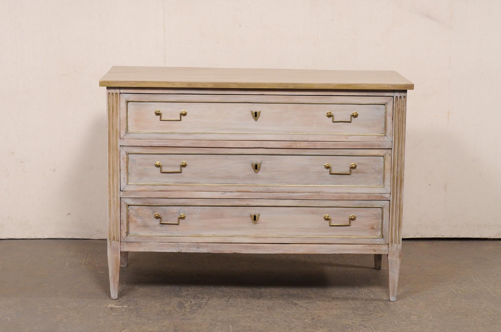 Commode francese del XIX secolo in legno dipinto con ferramenta in ottone in vendita 7