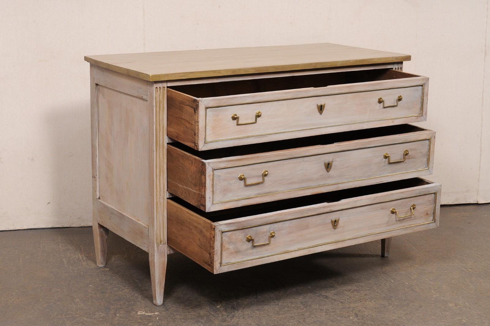 Francese Commode francese del XIX secolo in legno dipinto con ferramenta in ottone in vendita